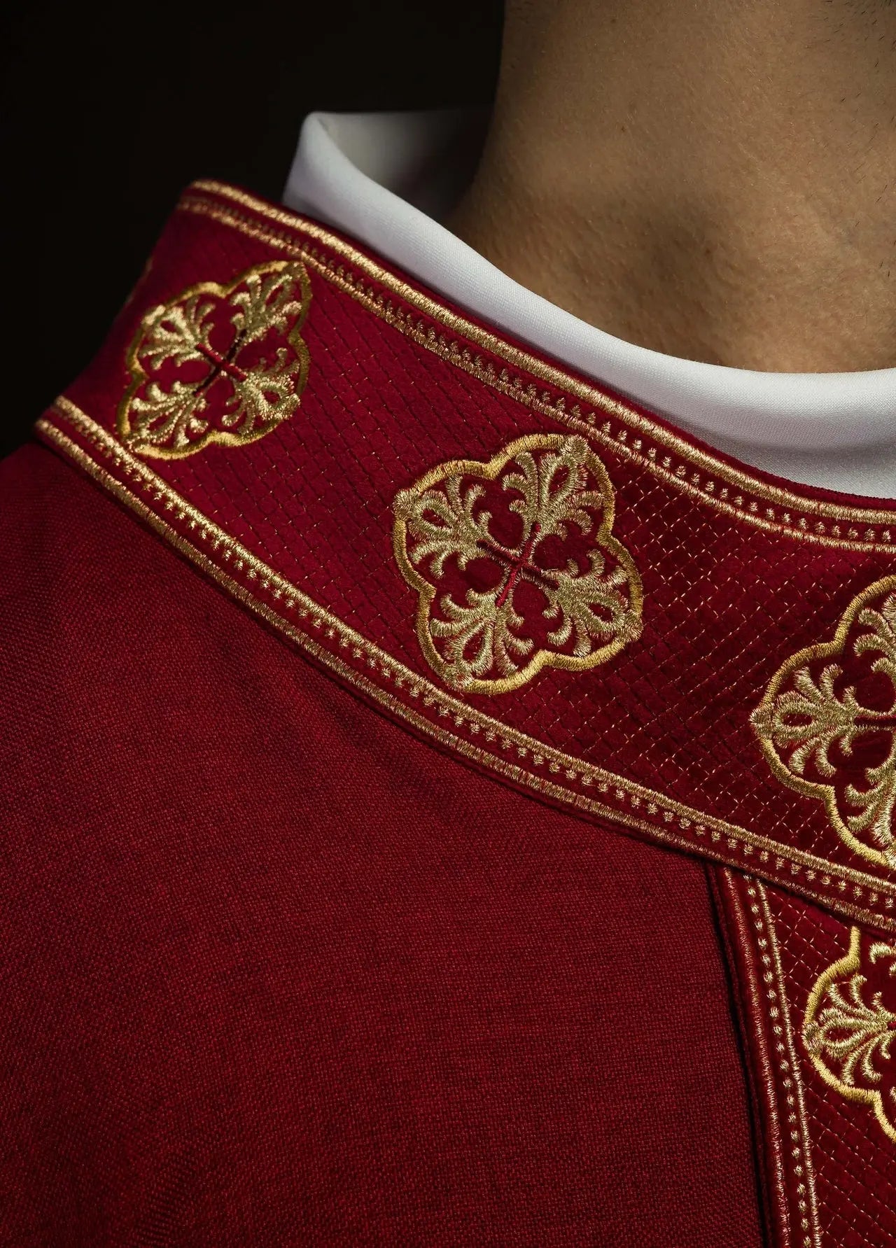 Casulla roja con cinturón bordado y cuello con cruz