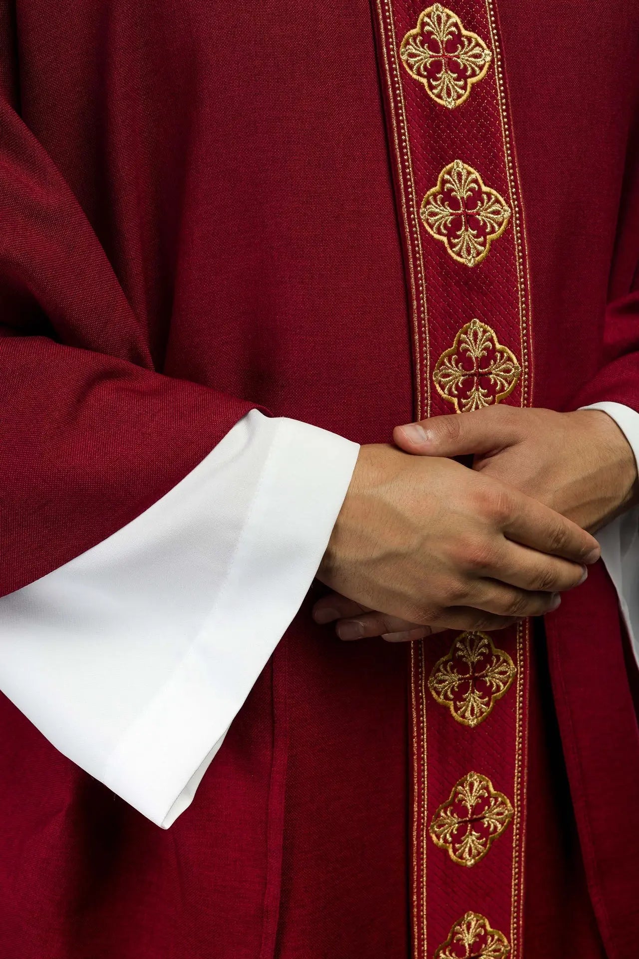 Casulla roja con cinturón bordado y cuello con cruz