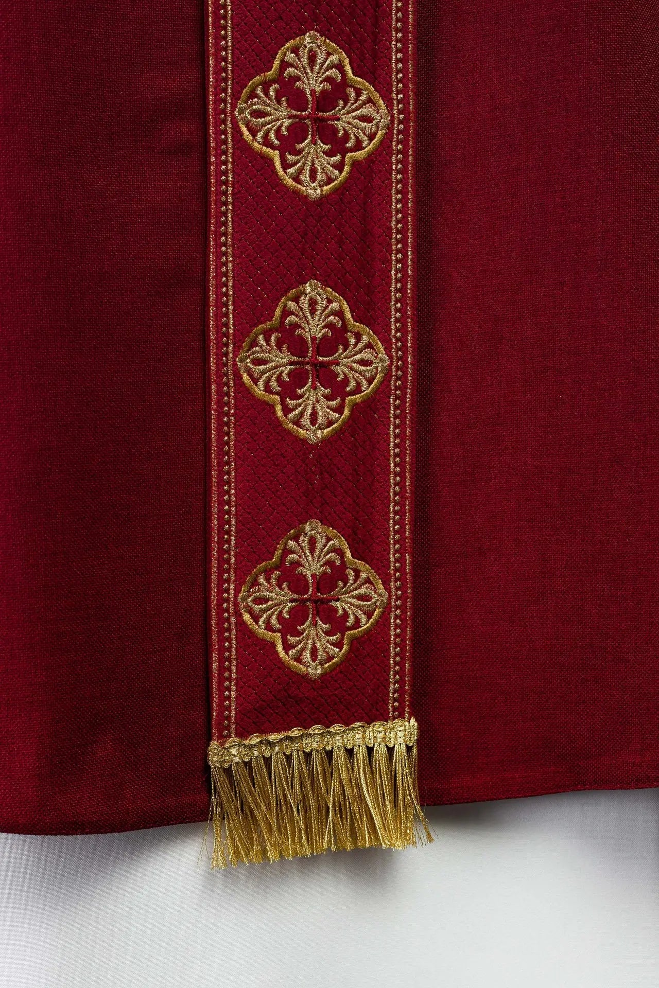 Casulla roja con cinturón bordado y cuello con cruz