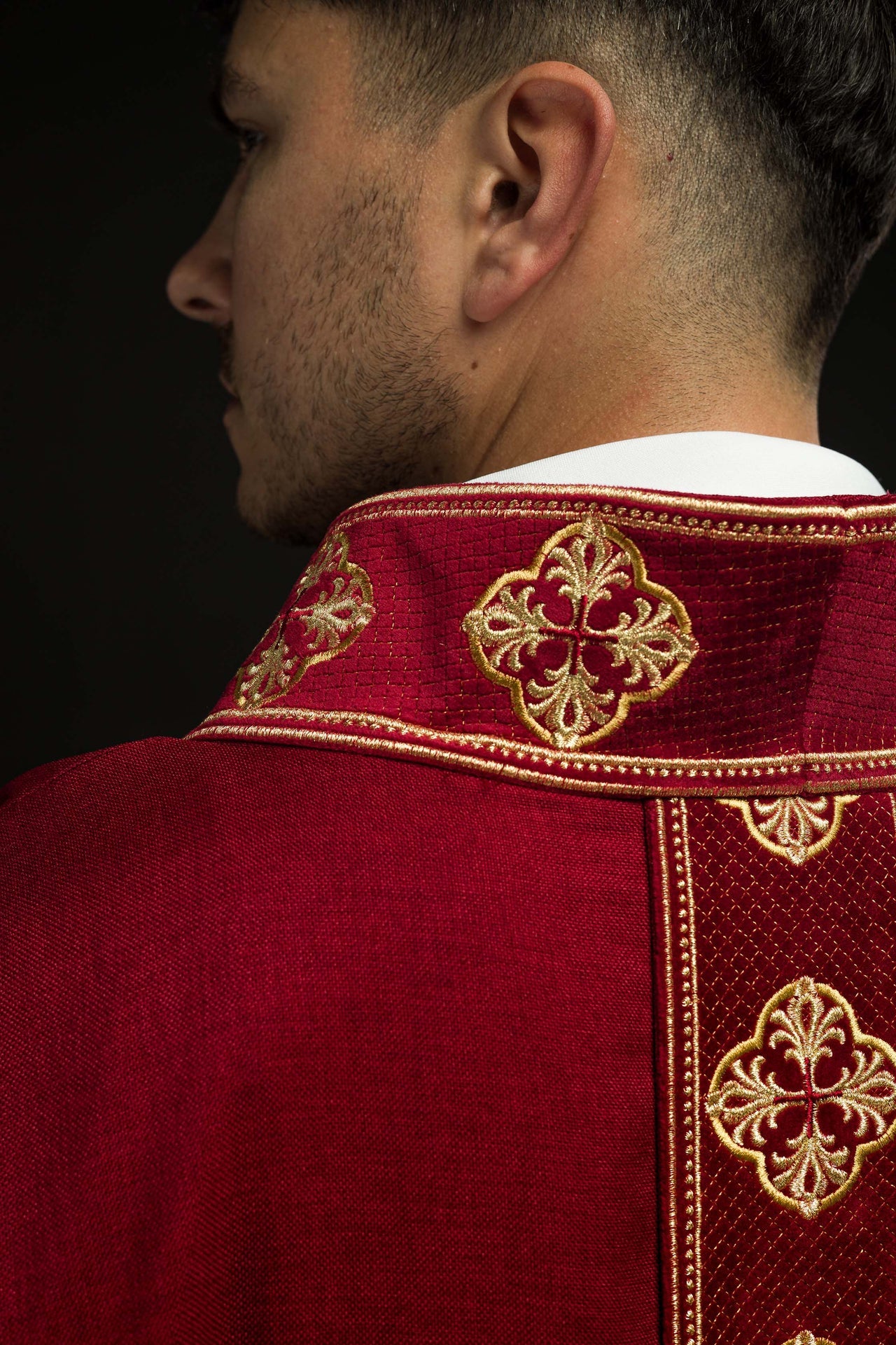 Ornat w kolorze czerwonym z haftowanym pasem i kołnierzem w krzyże - ORNATY.PL