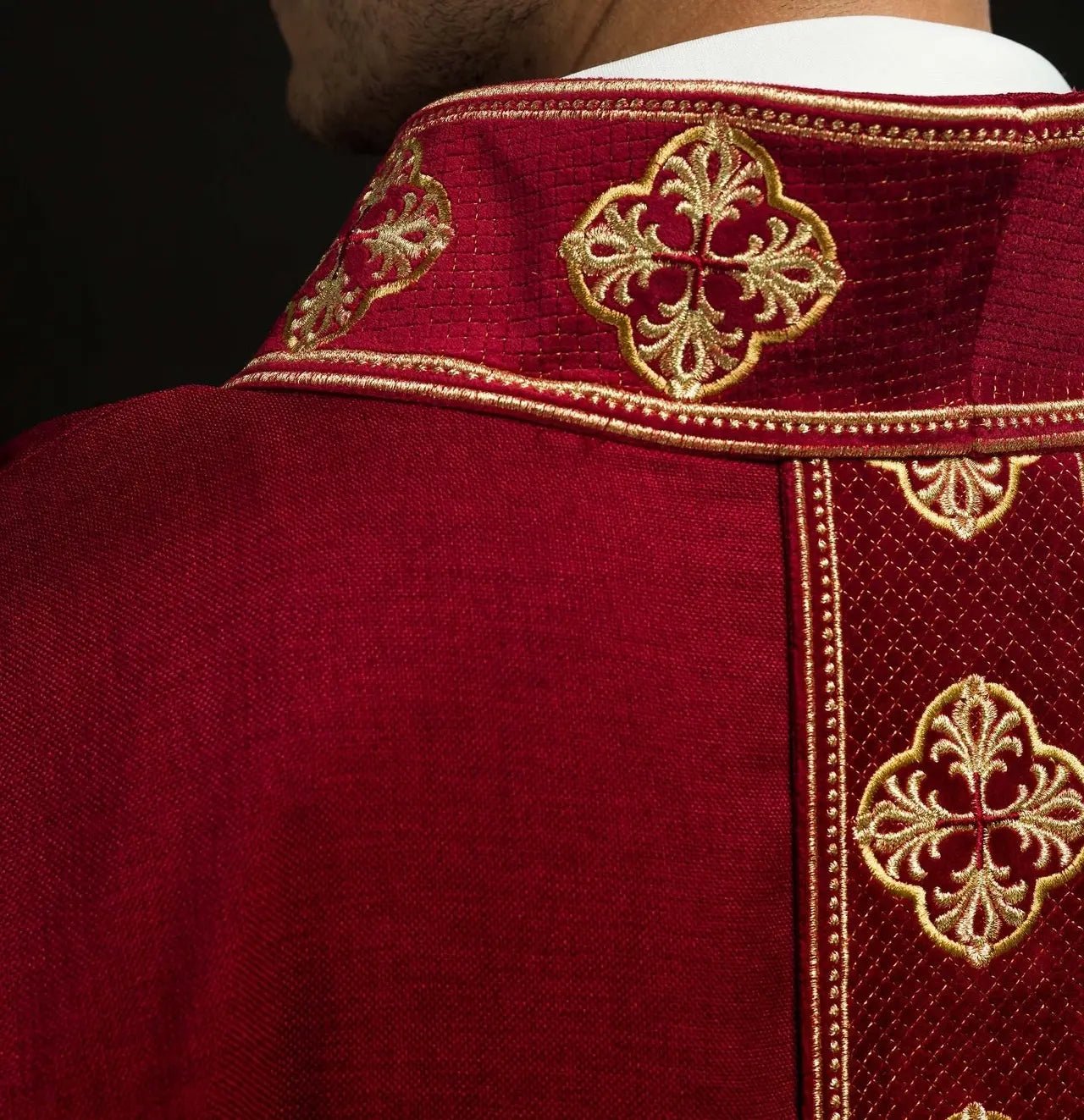 Casulla roja con cinturón bordado y cuello con cruz