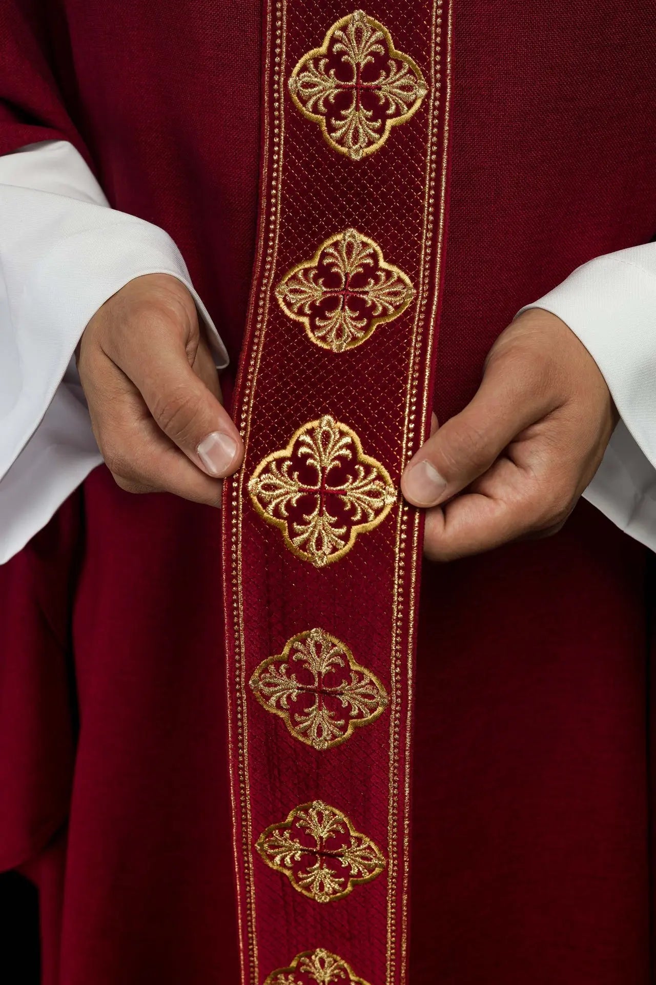 Casulla roja con cinturón bordado y cuello con cruz