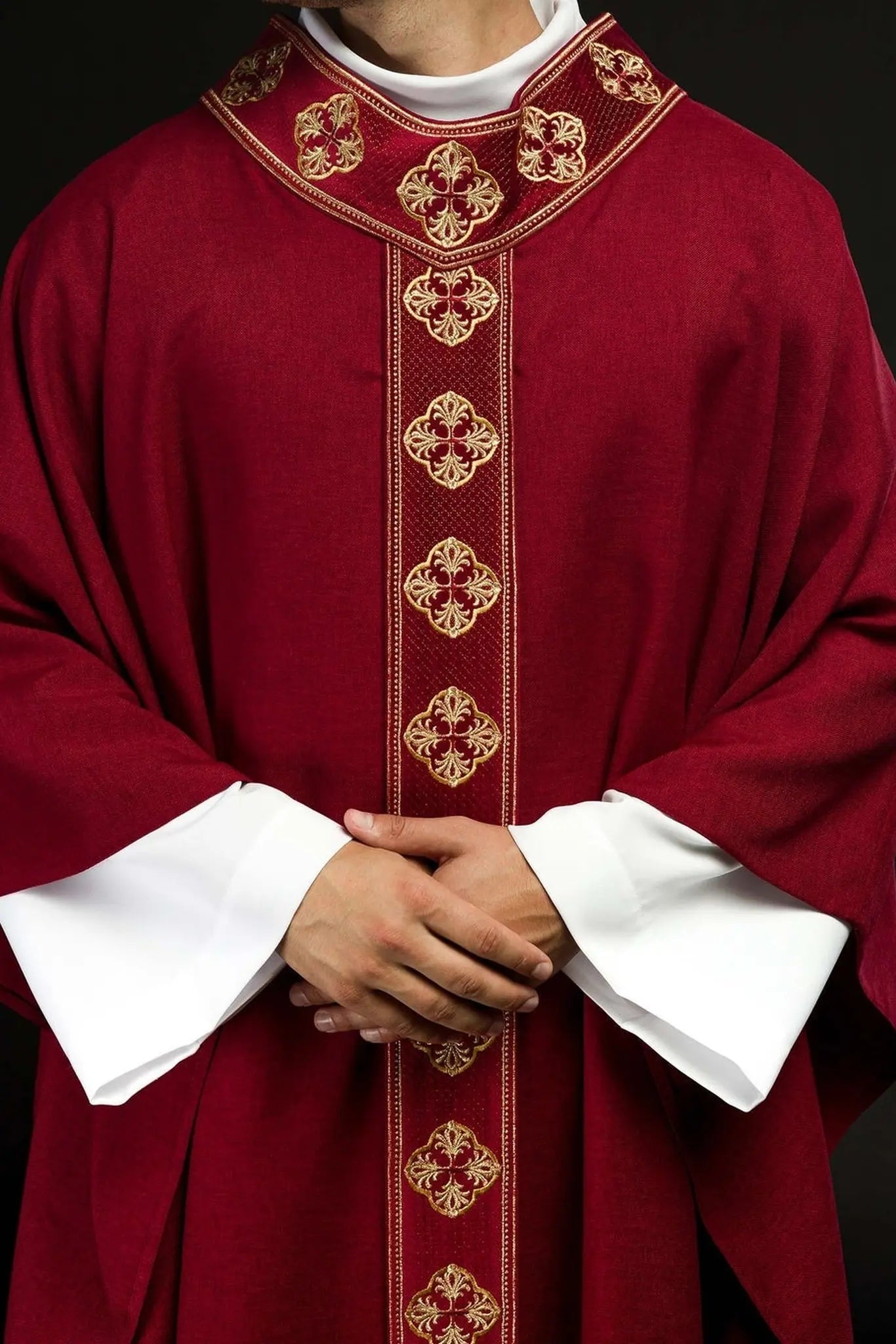 Casulla roja con cinturón bordado y cuello con cruz