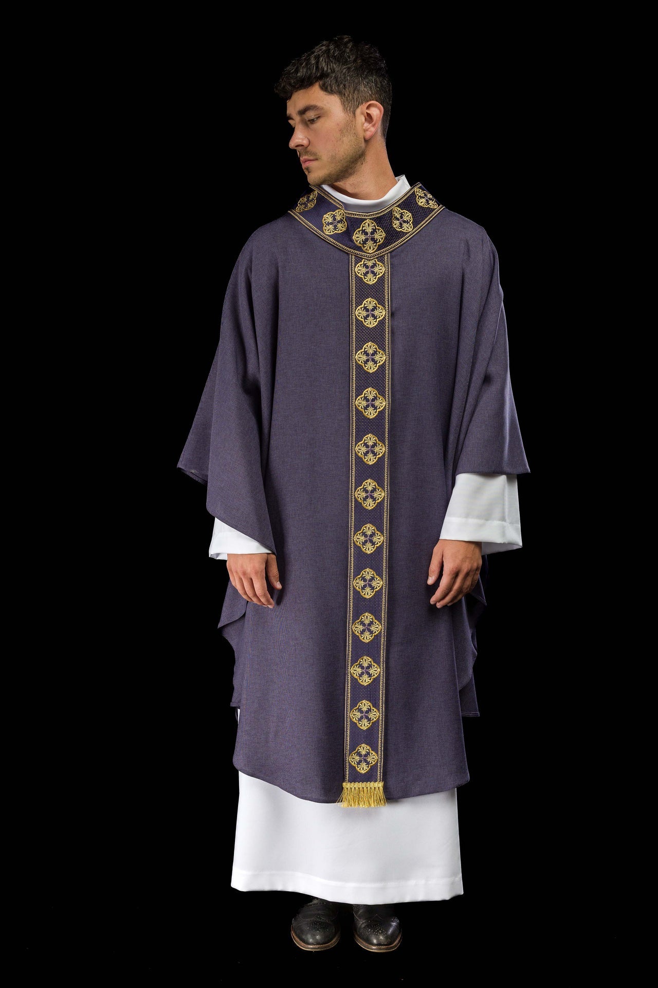 Ornat w kolorze fioletowym z haftowanym pasem i kołnierzem w krzyże - ORNATY.PL