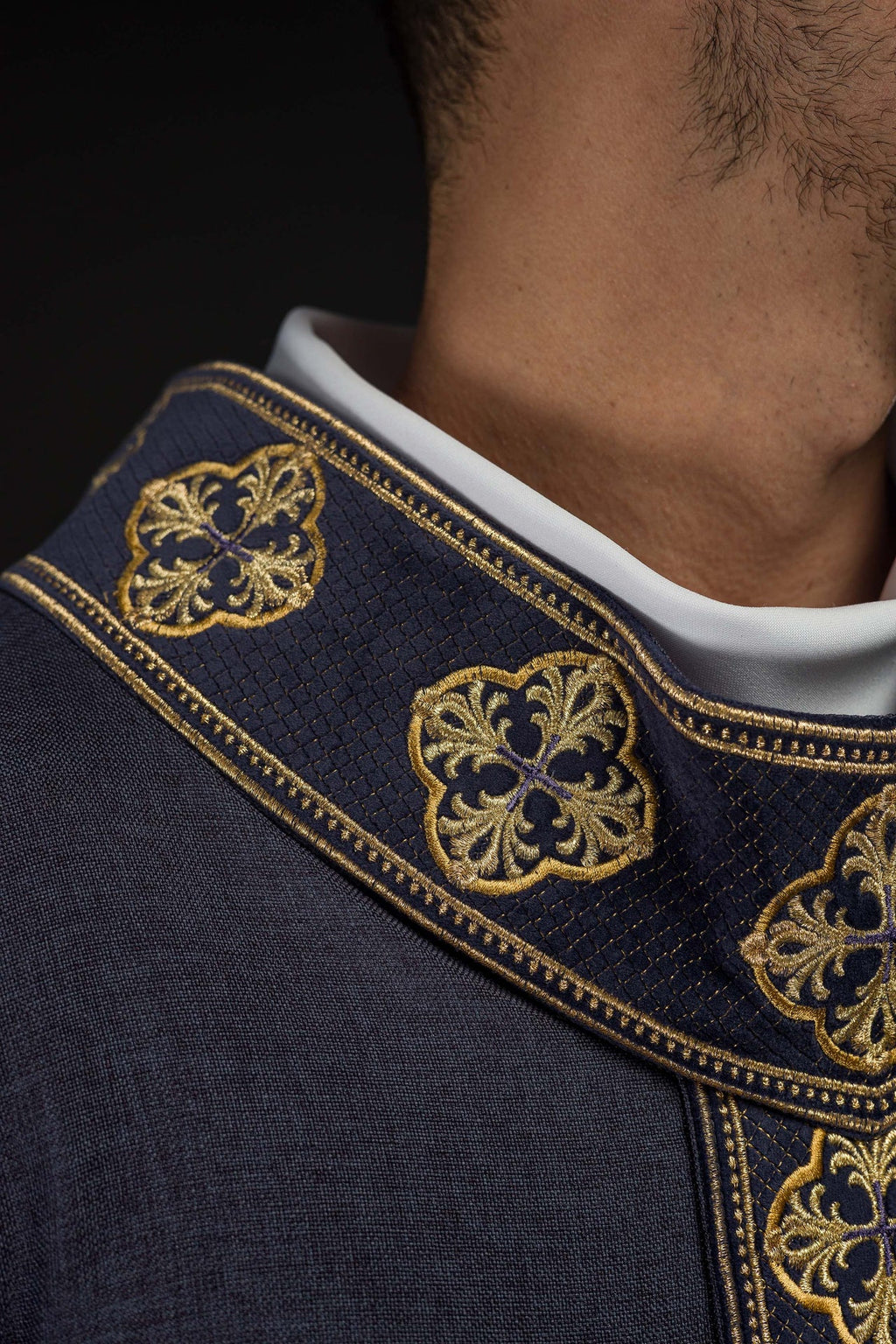 Ornat w kolorze fioletowym z haftowanym pasem i kołnierzem w krzyże - ORNATY.PL