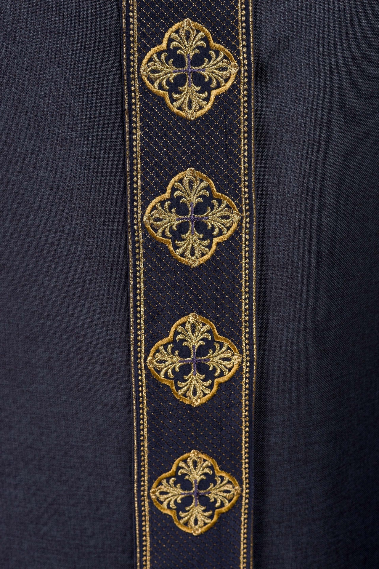 Ornat w kolorze fioletowym z haftowanym pasem i kołnierzem w krzyże - ORNATY.PL