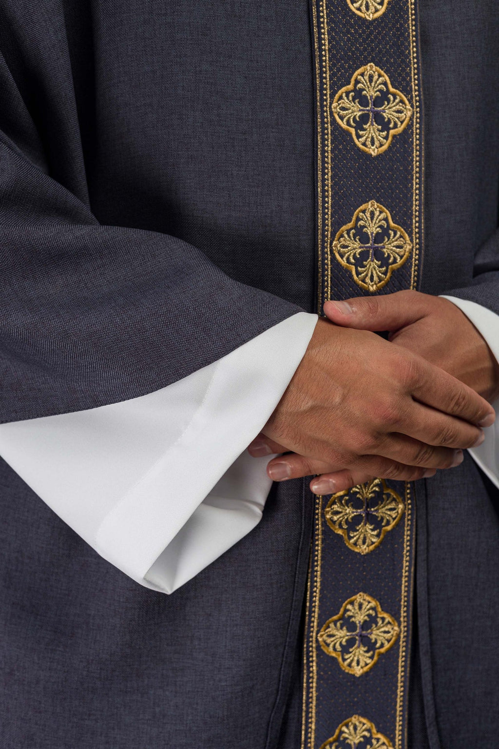 Ornat w kolorze fioletowym z haftowanym pasem i kołnierzem w krzyże - ORNATY.PL