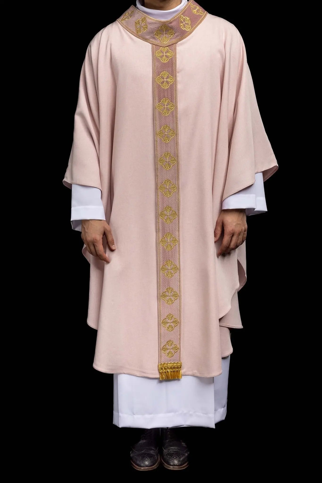 Casulla rosa con orla y cuello bordados con cruz