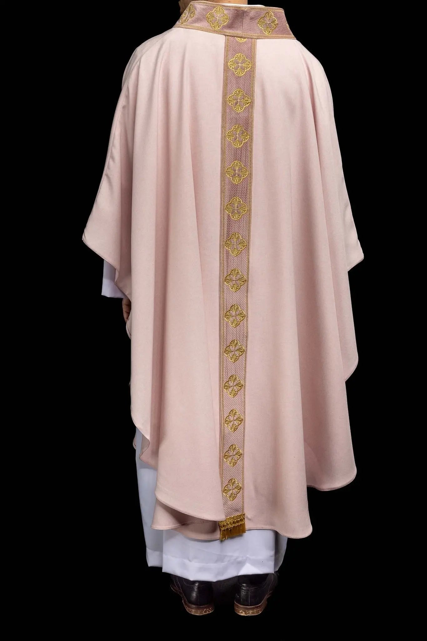 Casulla rosa con orla y cuello bordados con cruz