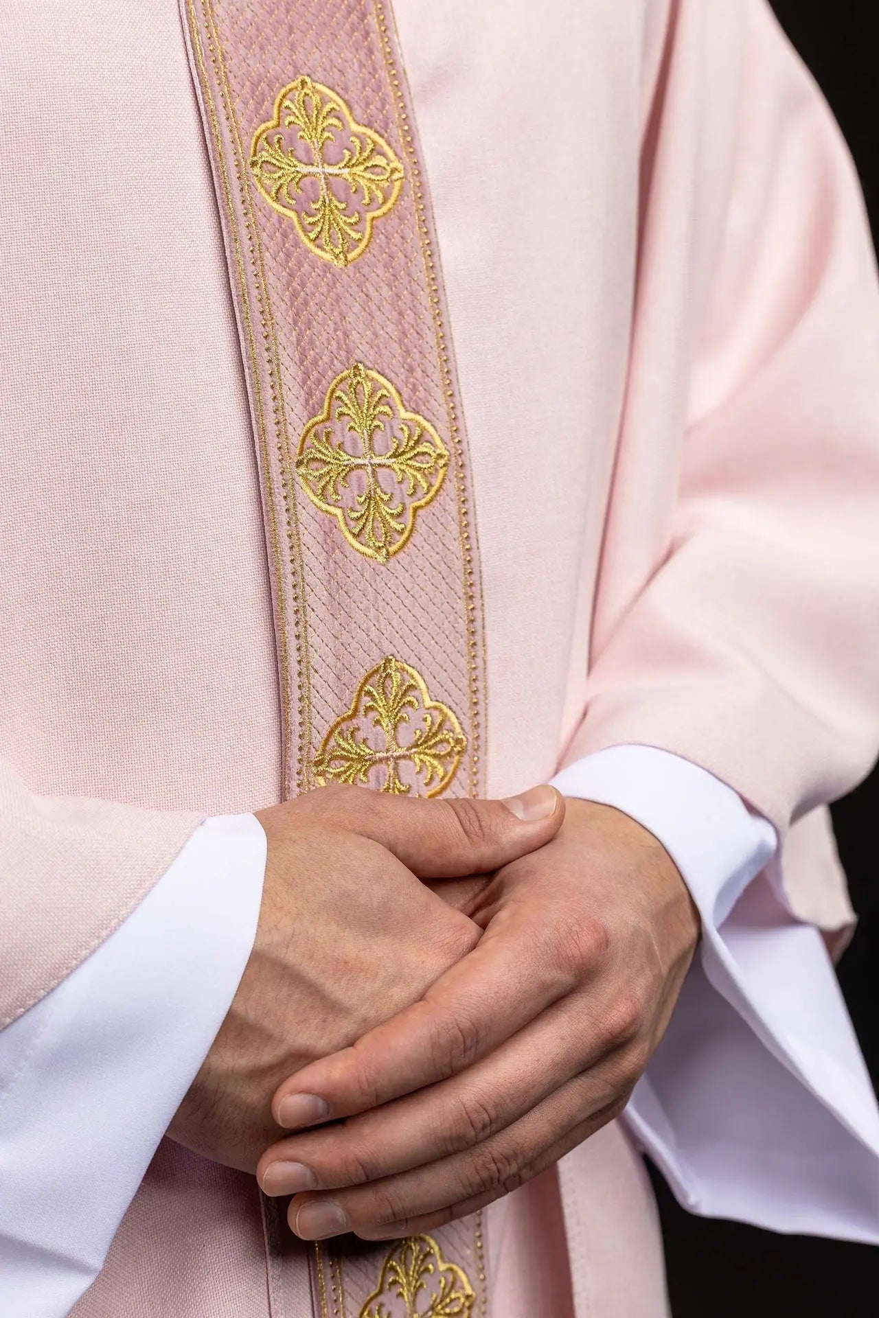 Casulla rosa con orla y cuello bordados con cruz