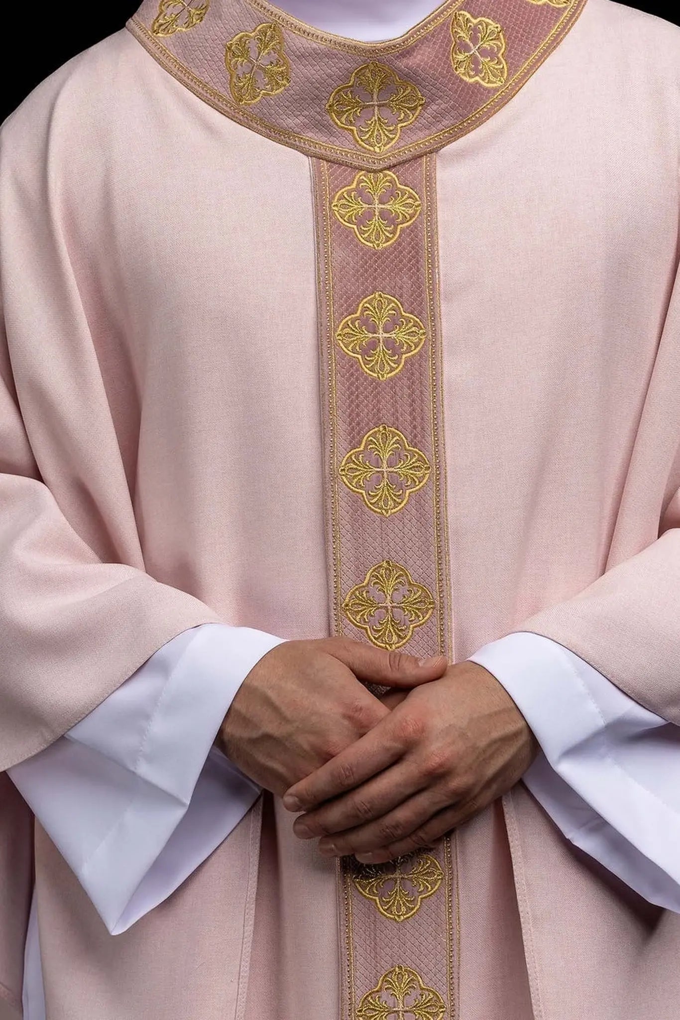 Casulla rosa con orla y cuello bordados con cruz
