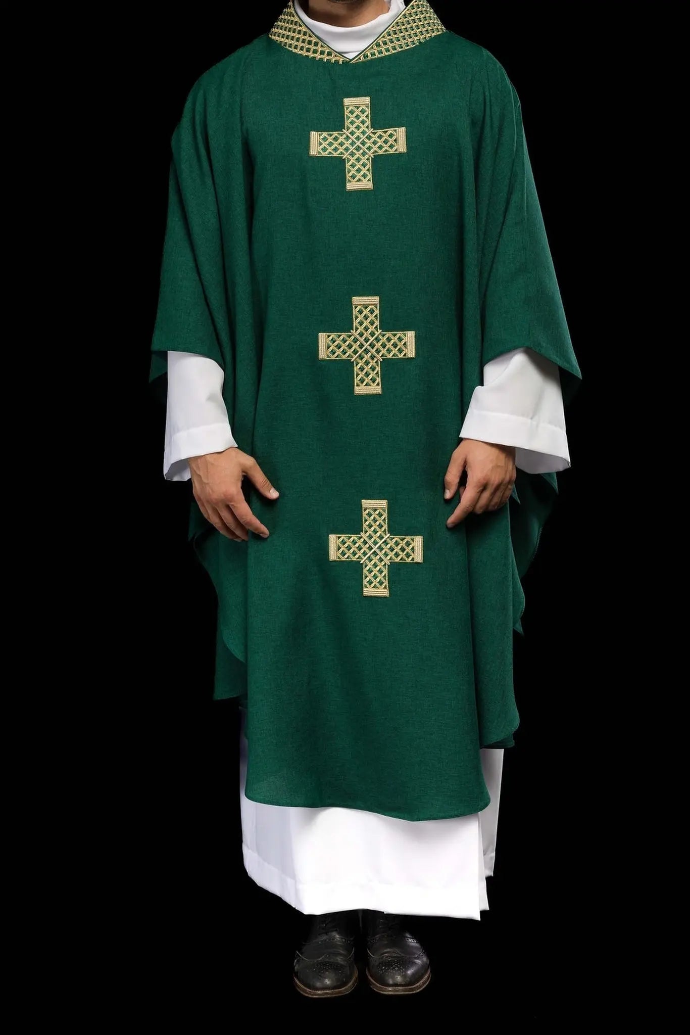 Casulla verde con cruces doradas bordadas y cuello