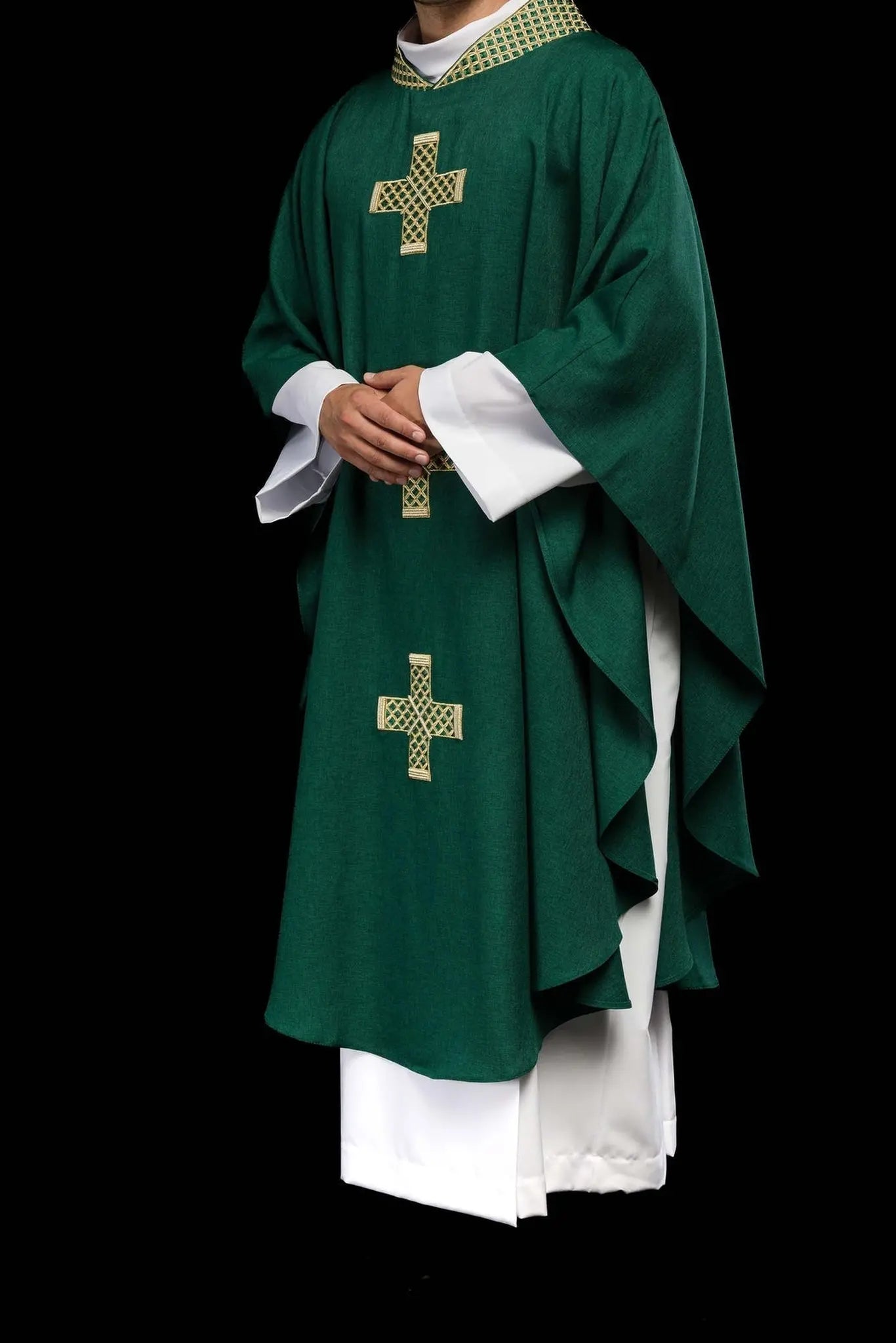 Casulla verde con cruces doradas bordadas y cuello
