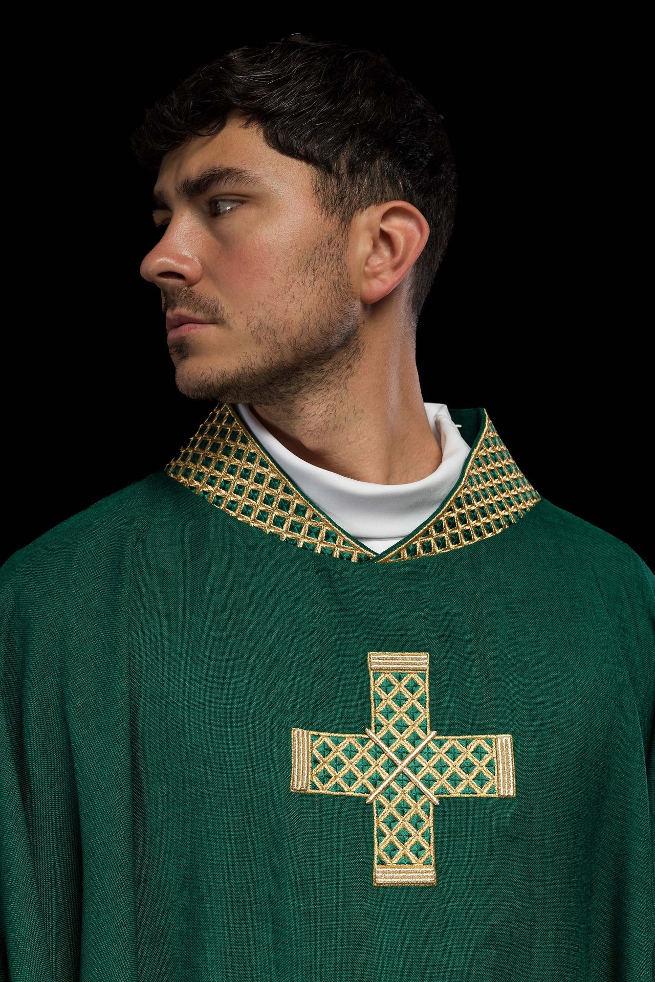 Ornat w kolorze zielonym z haftowanymi krzyżami i kołnierzem - ORNATY.PL