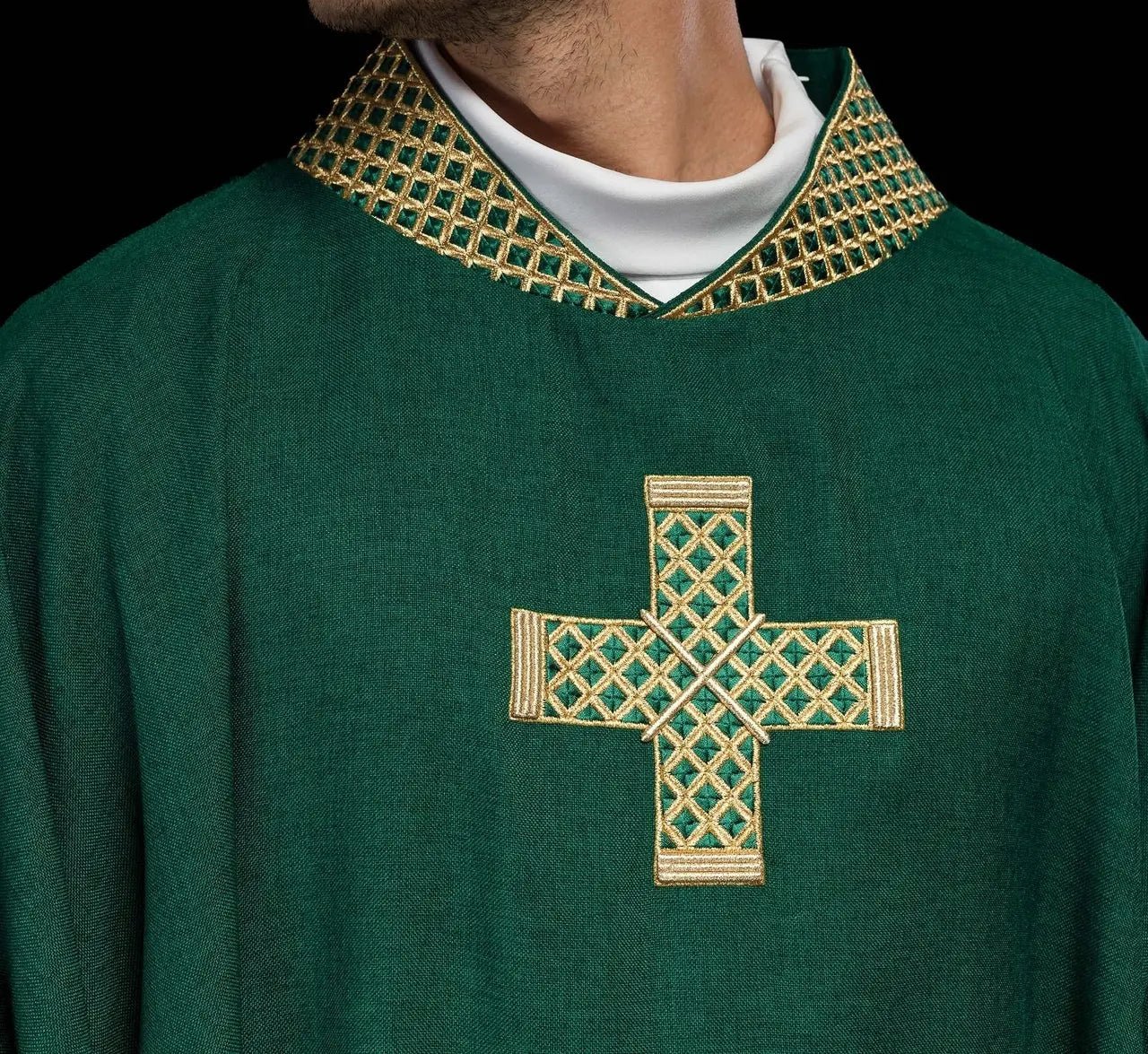 Casulla verde con cruces doradas bordadas y cuello