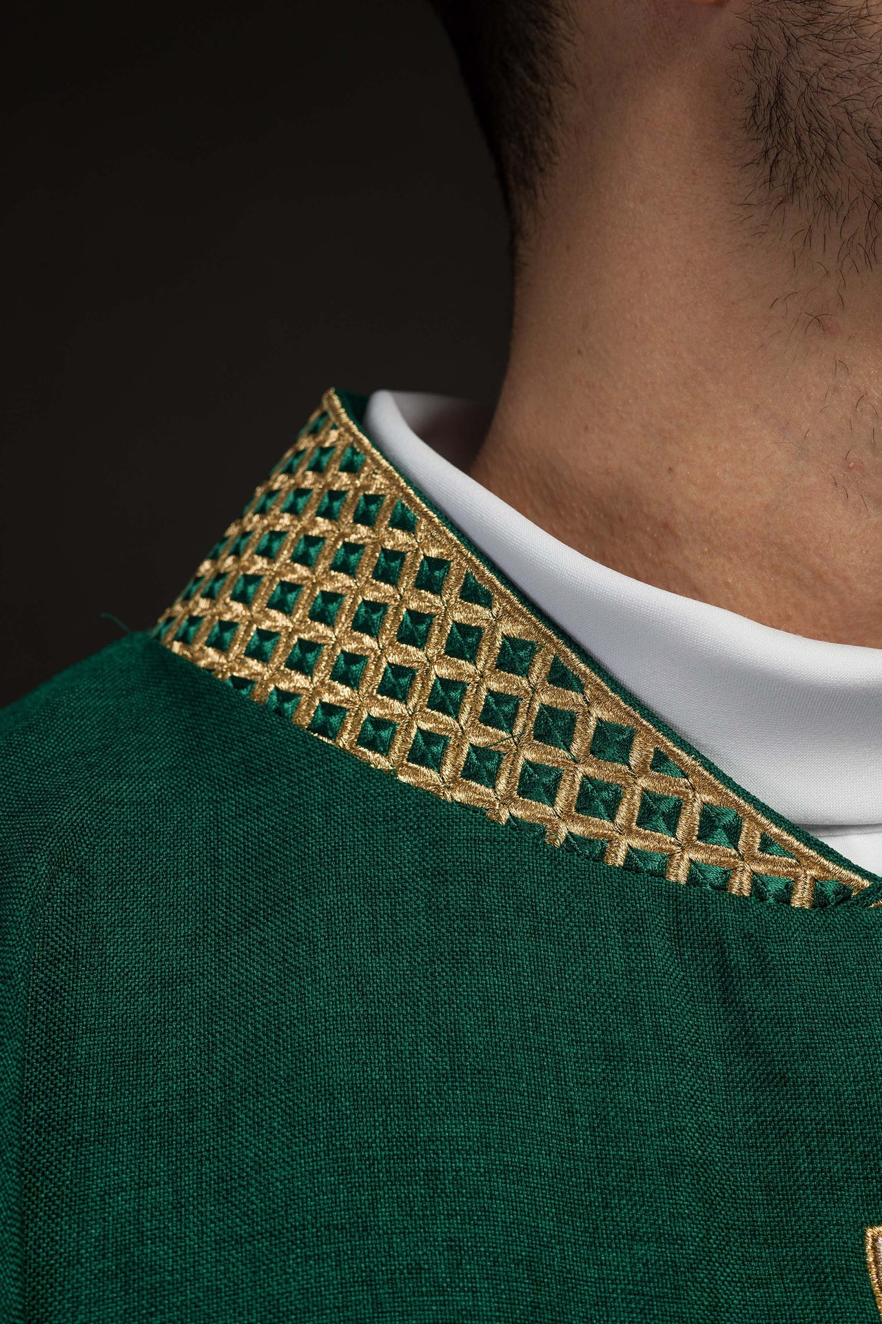 Ornat w kolorze zielonym z haftowanymi krzyżami i kołnierzem - ORNATY.PL