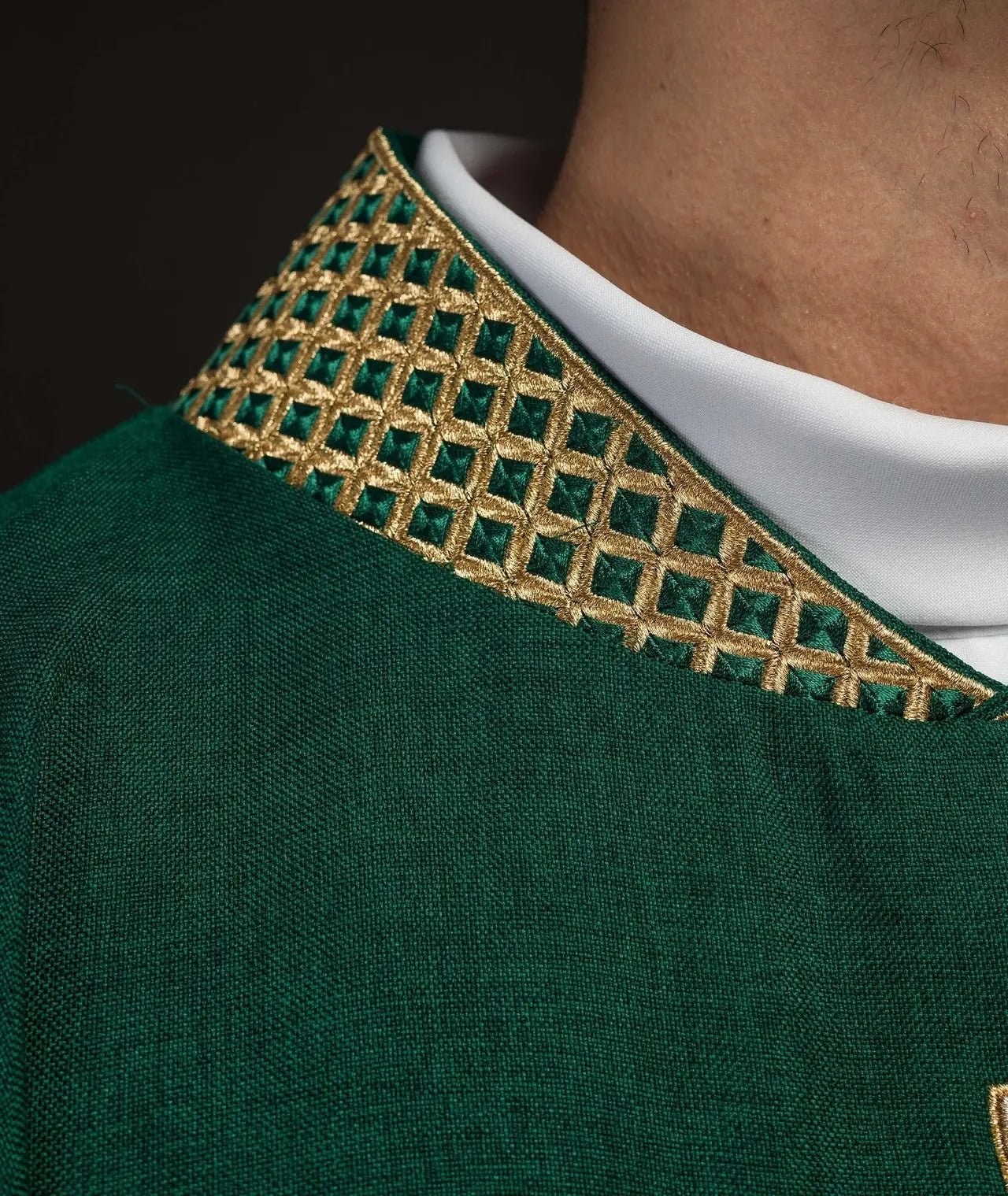 Casulla verde con cruces doradas bordadas y cuello