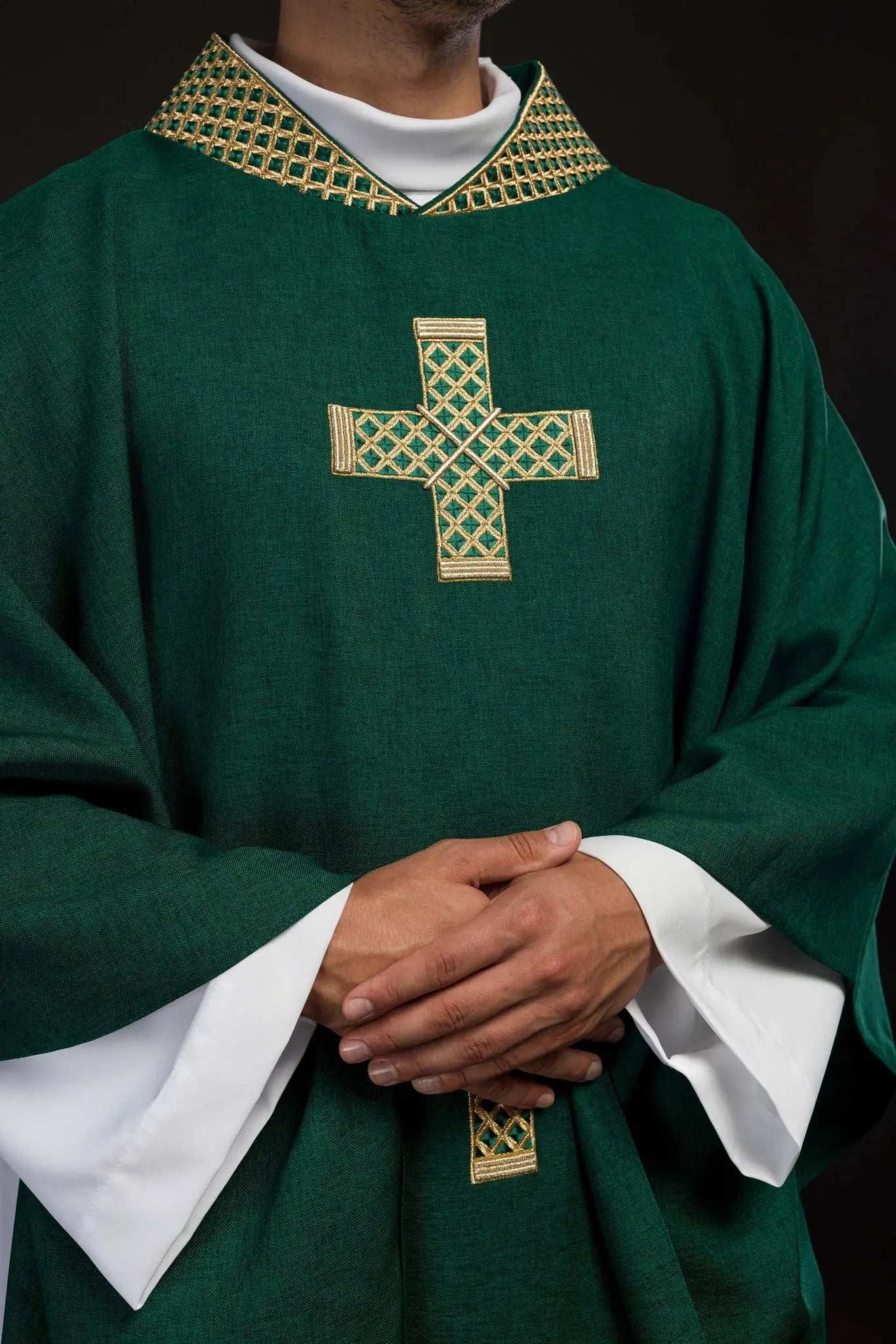 Casulla verde con cruces doradas bordadas y cuello