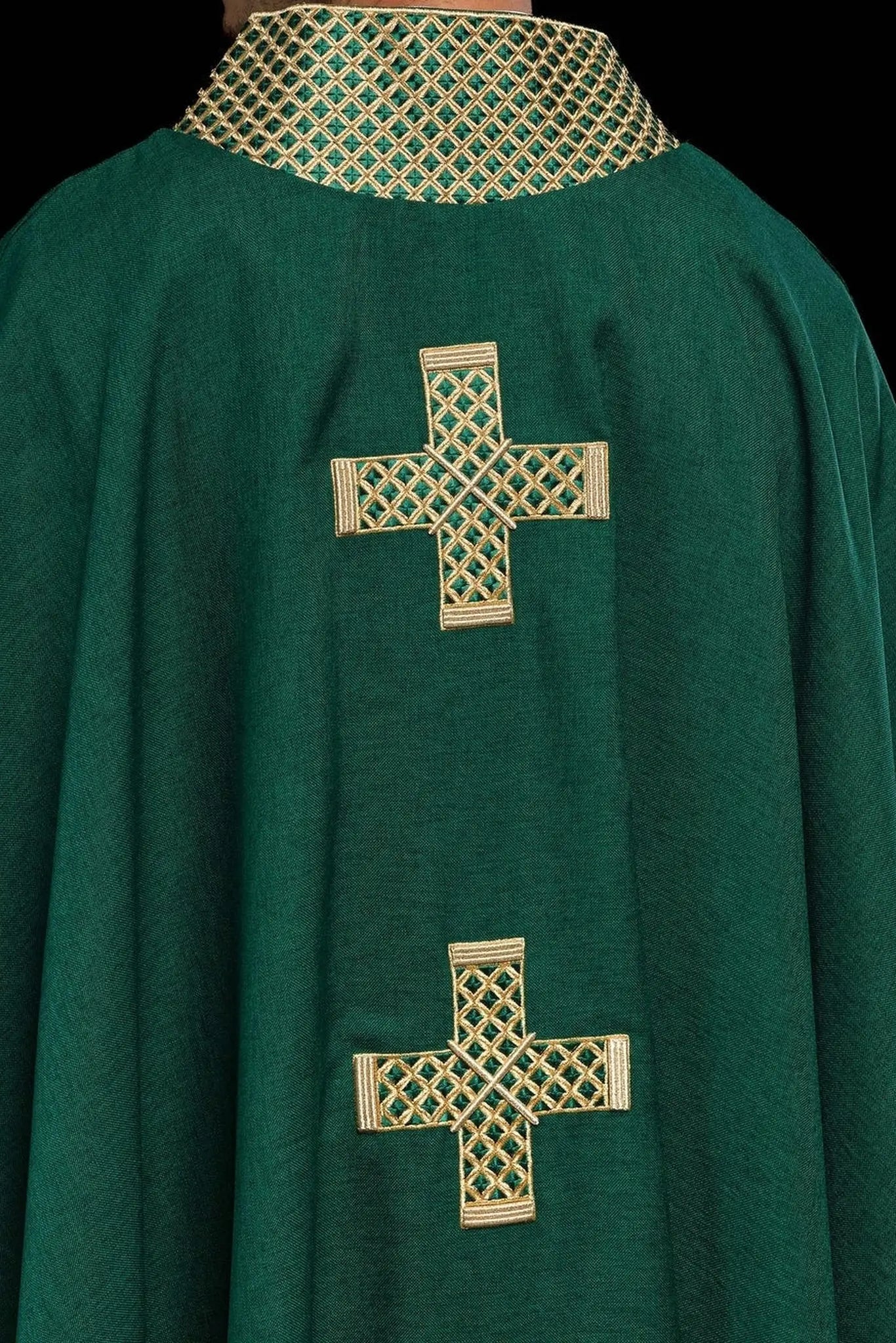 Casulla verde con cruces doradas bordadas y cuello