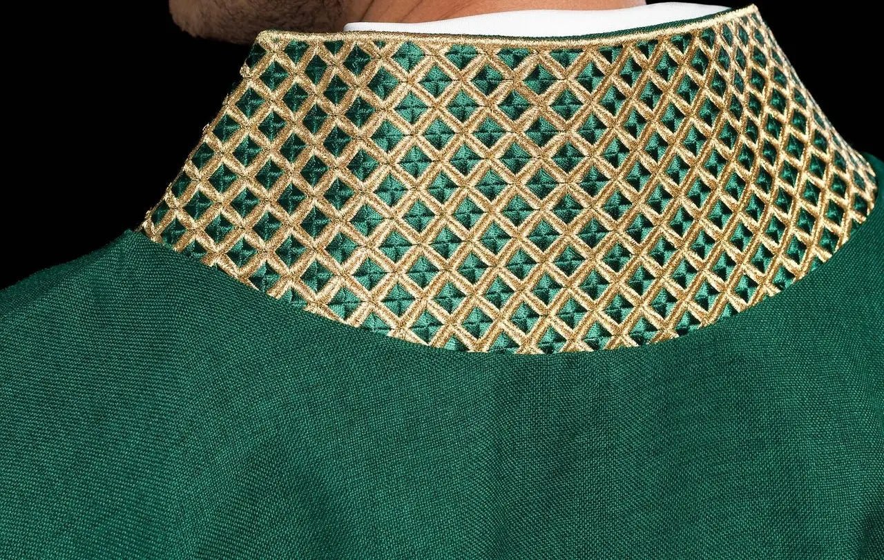 Casulla verde con cruces doradas bordadas y cuello