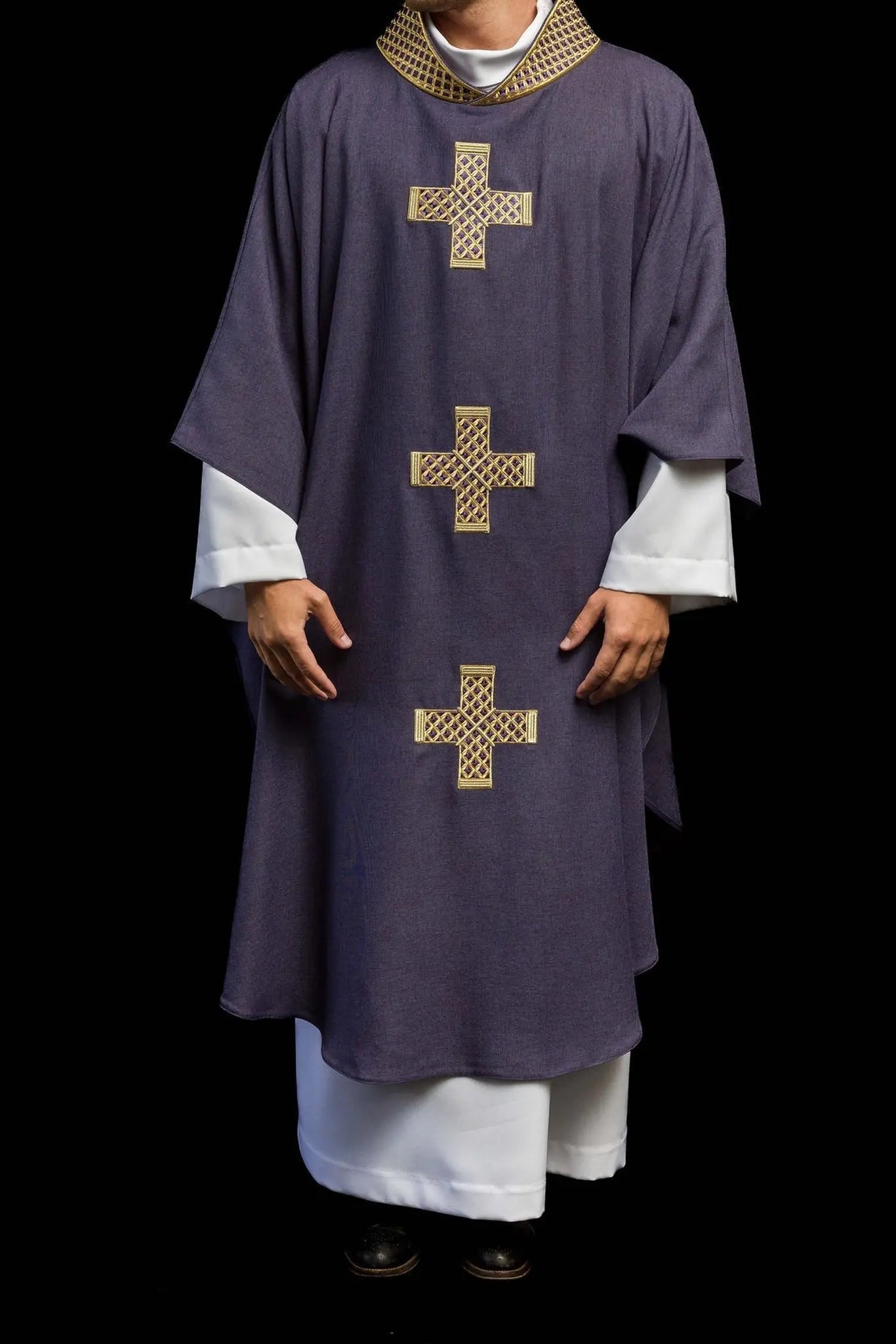 Casulla púrpura con cruces bordadas y cuello