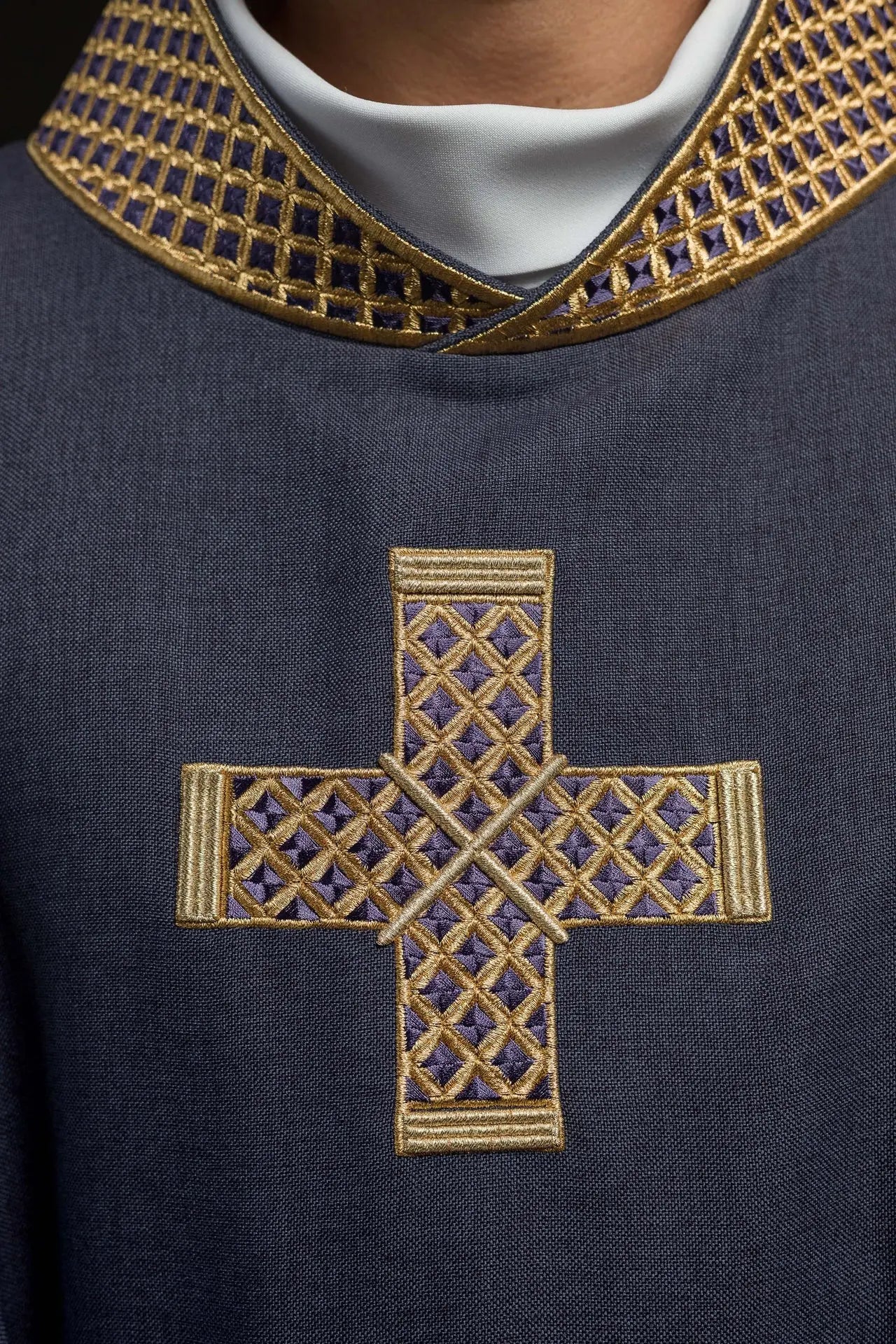 Casulla púrpura con cruces bordadas y cuello