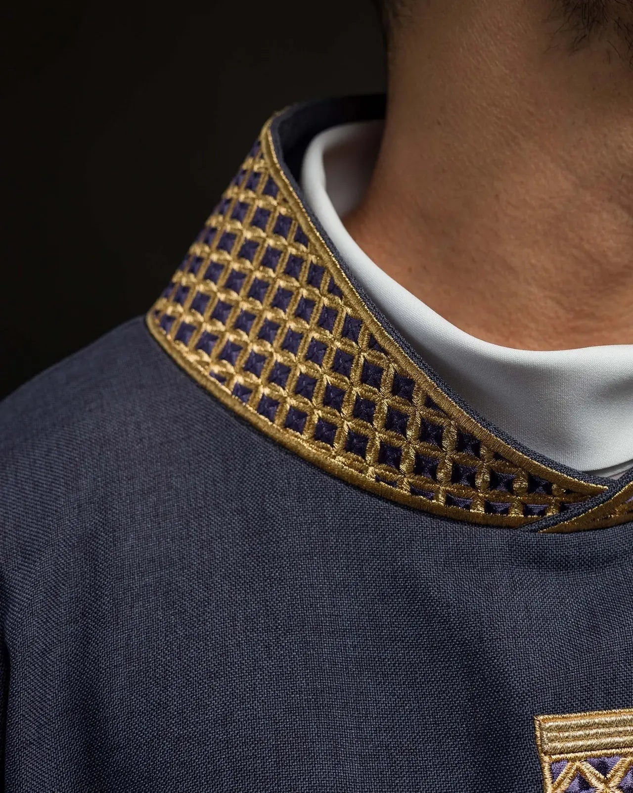 Casulla púrpura con cruces bordadas y cuello