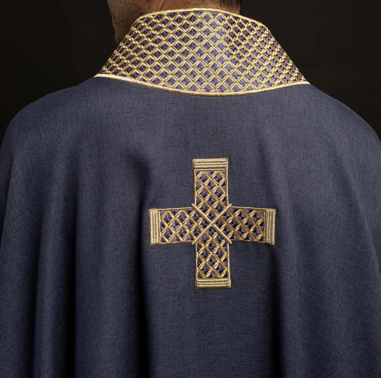 Casulla púrpura con cruces bordadas y cuello