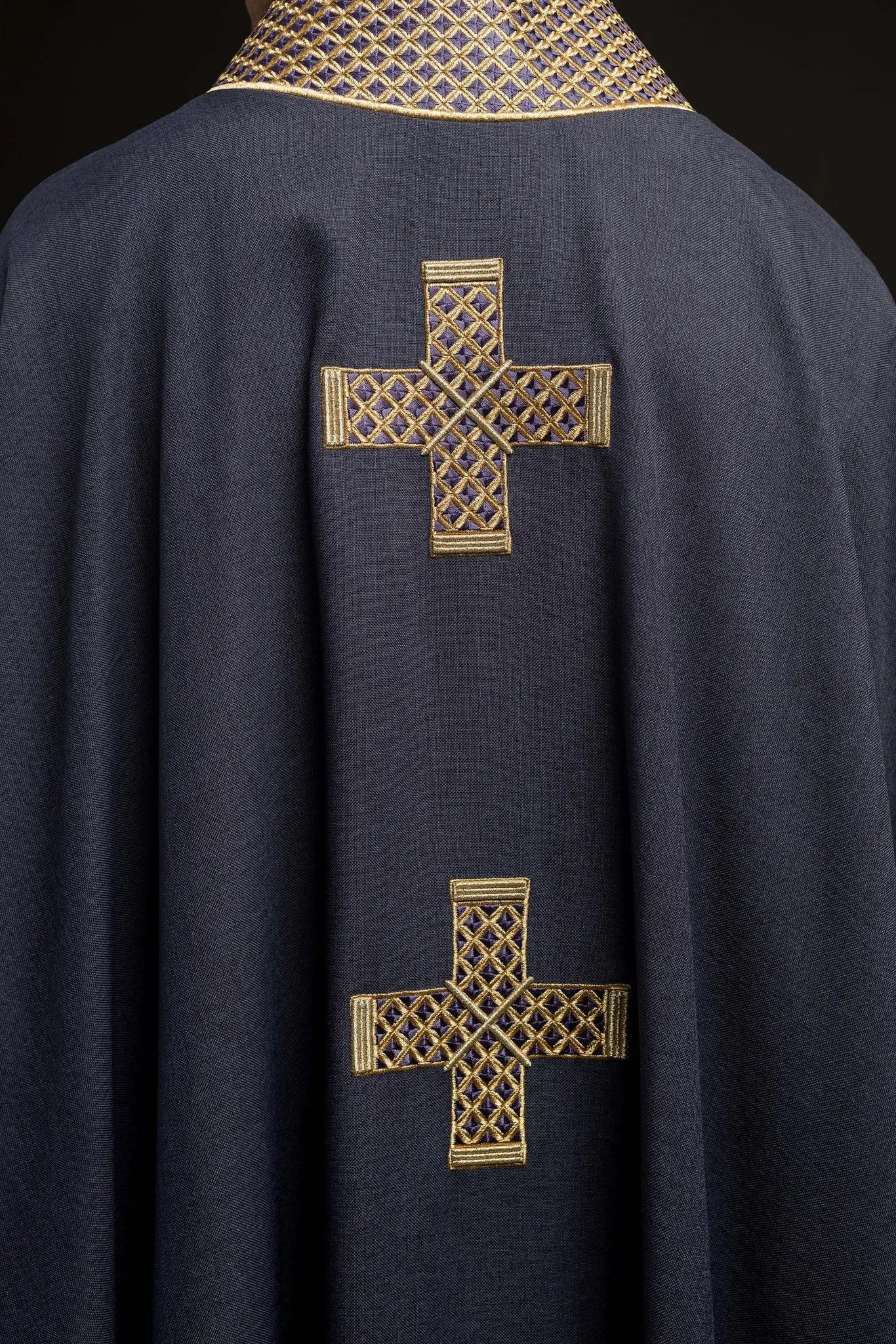 Casulla púrpura con cruces bordadas y cuello