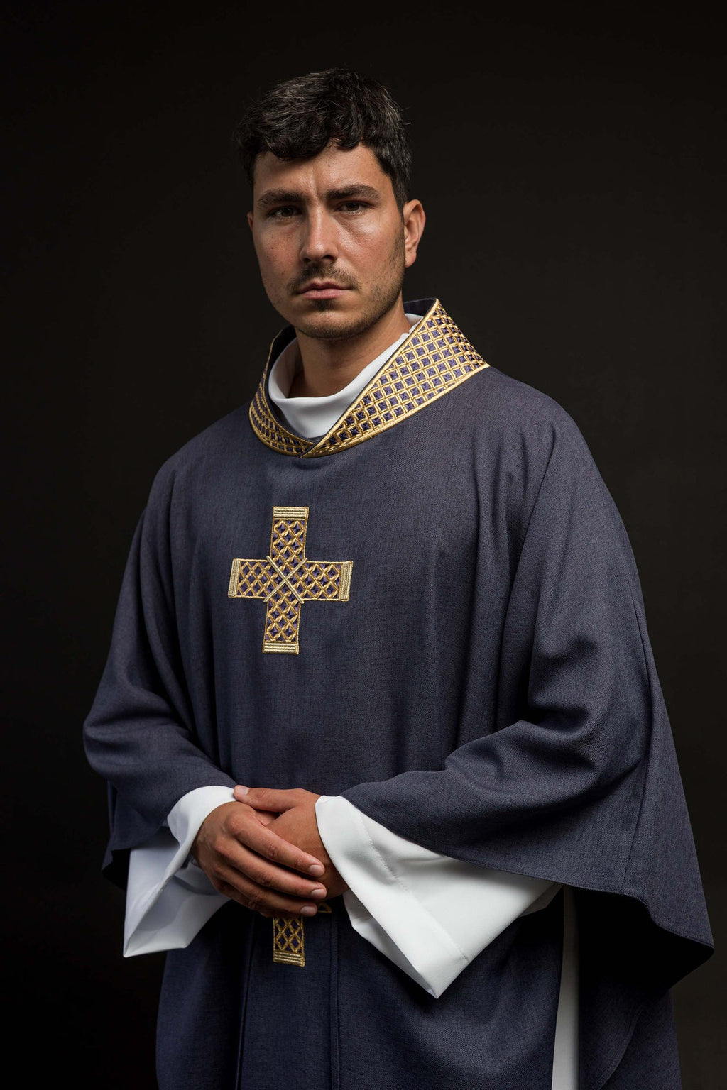 Ornat w kolorze fioletowym z haftowanymi krzyżami i kołnierzem - ORNATY.PL