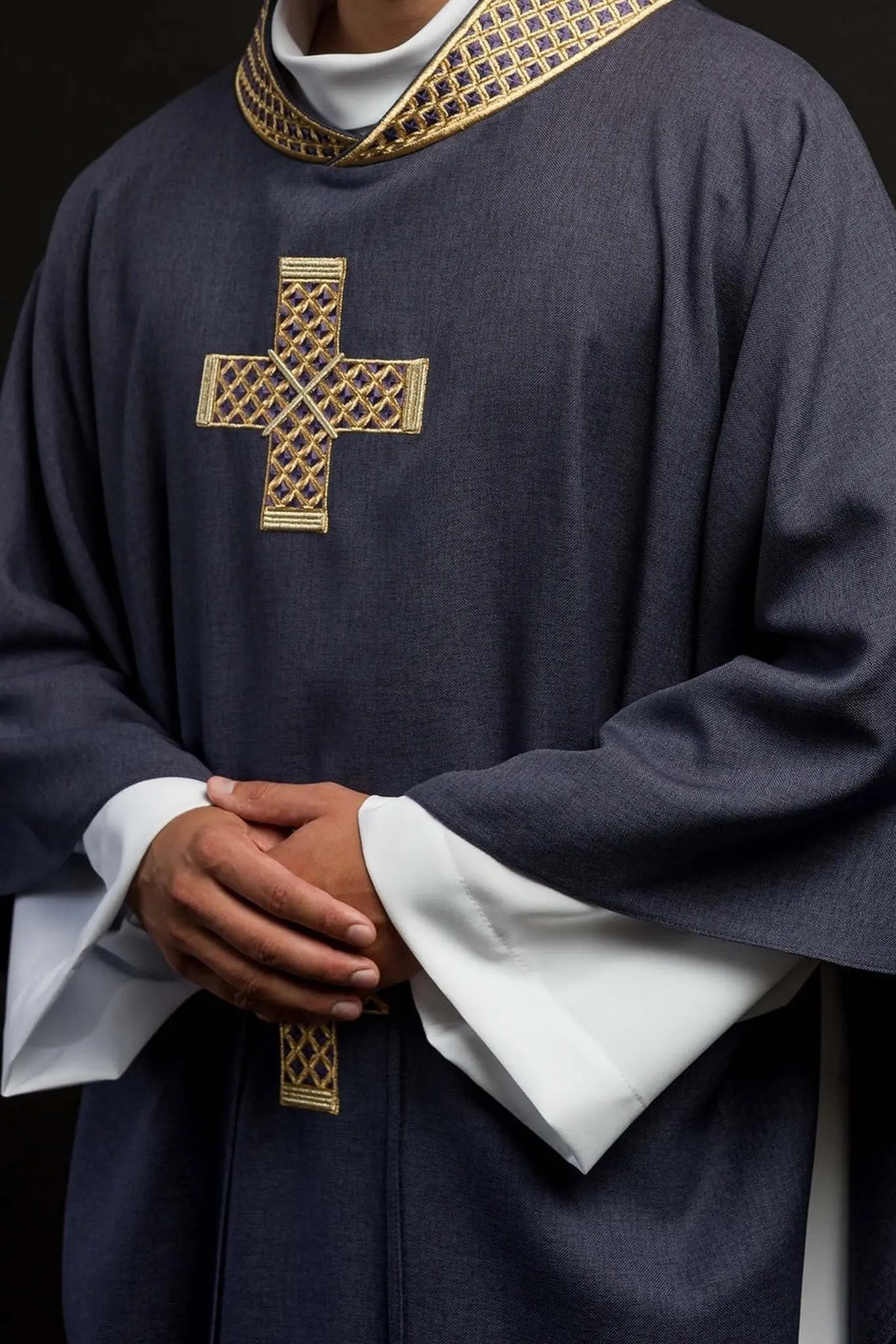 Casulla púrpura con cruces bordadas y cuello