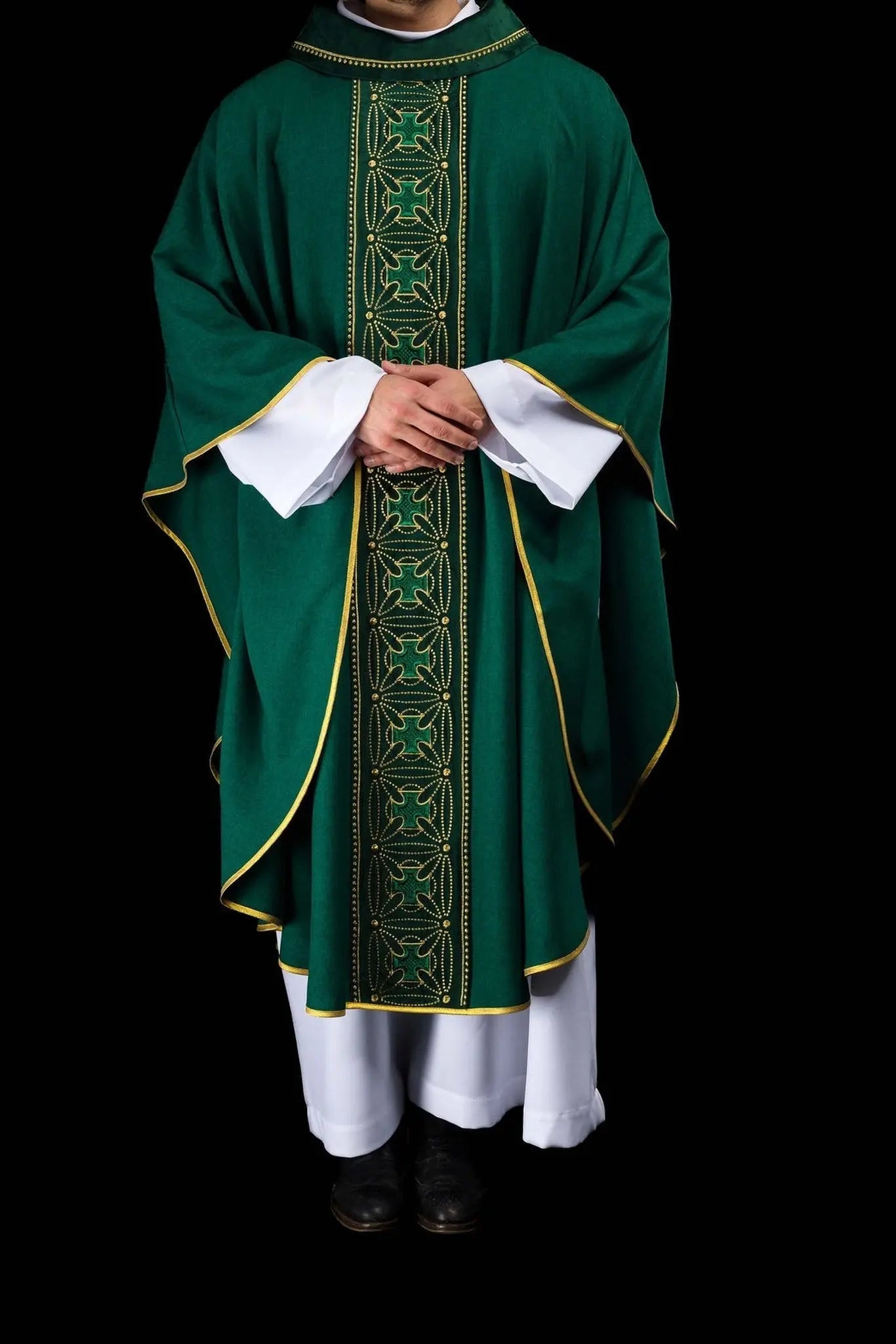 Casulla litúrgica con cinturón ricamente decorado con cruces en verde