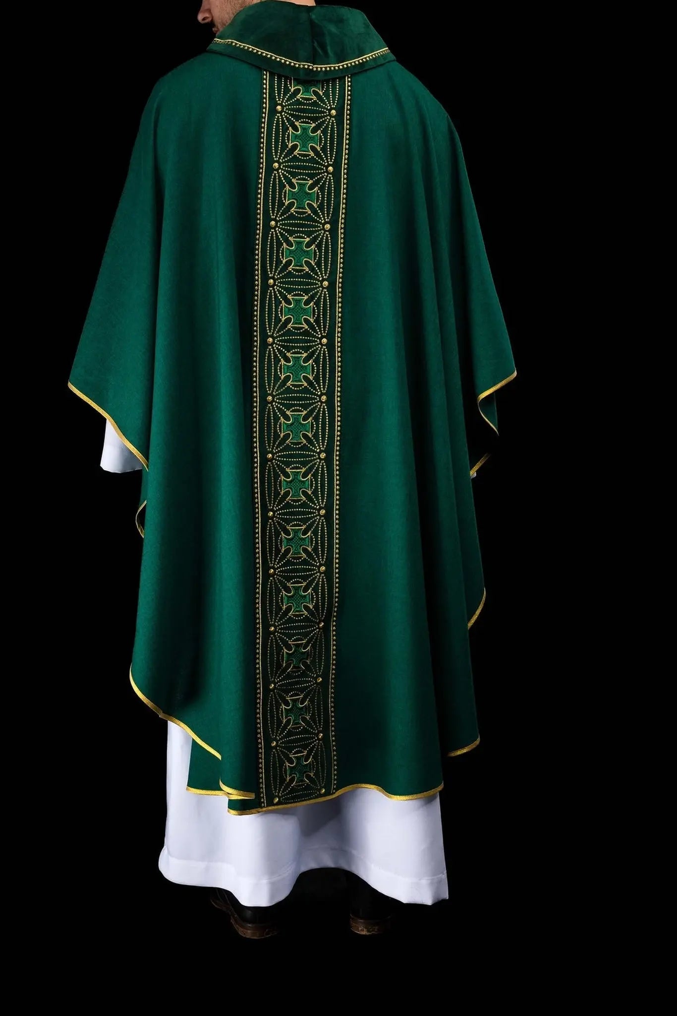 Casulla litúrgica con cinturón ricamente decorado con cruces en verde