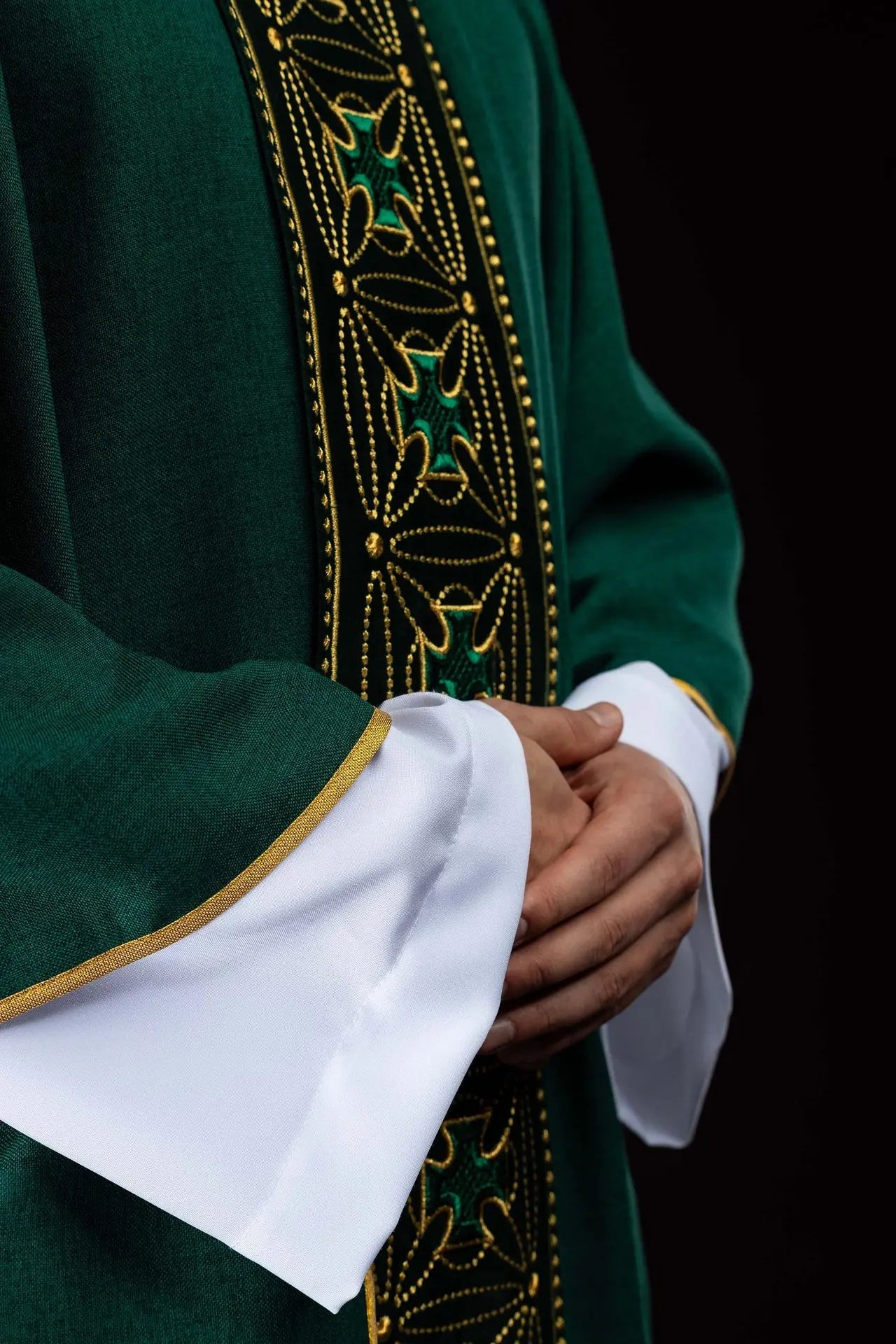 Casulla litúrgica con cinturón ricamente decorado con cruces en verde