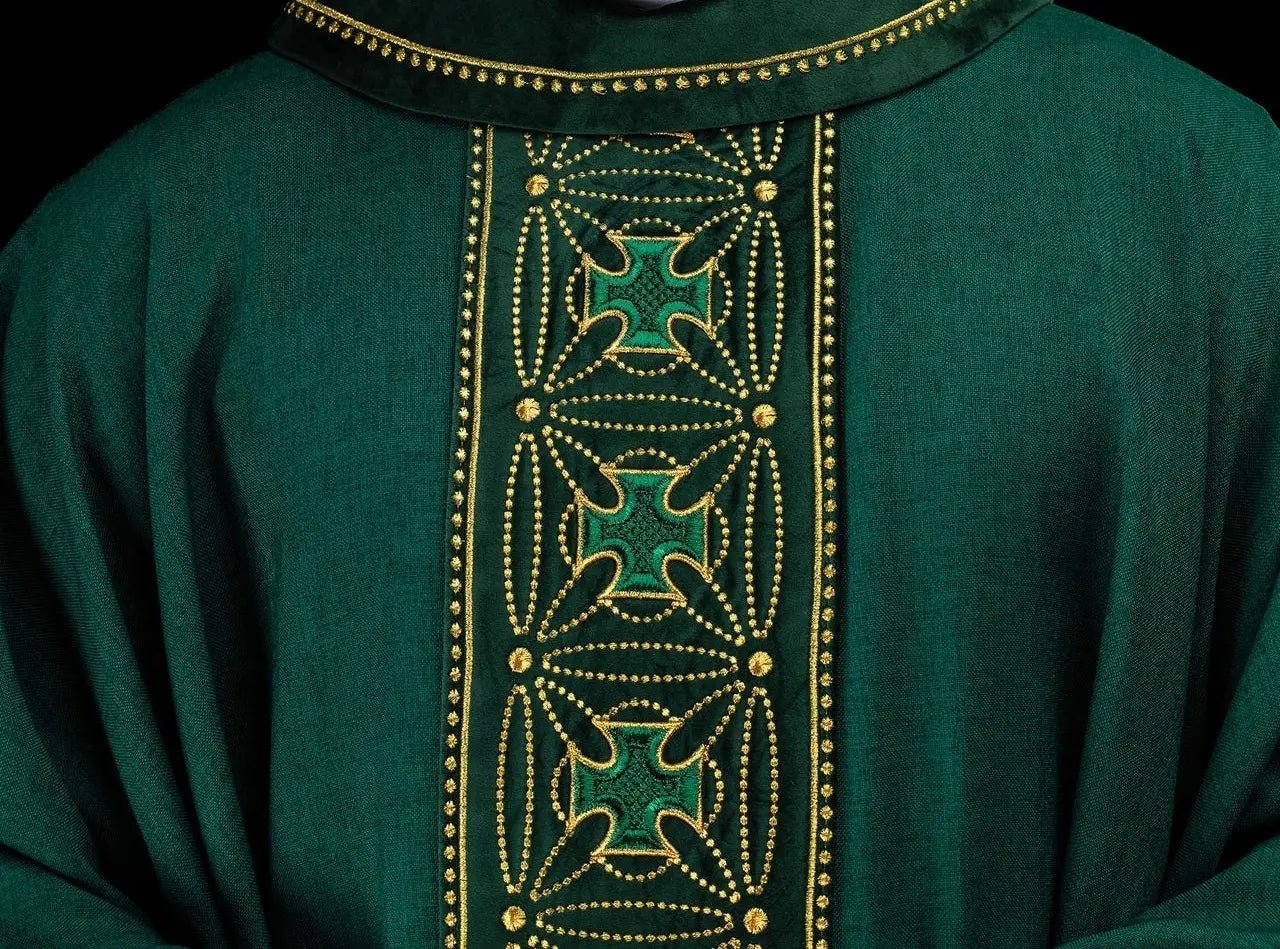 Casulla litúrgica con cinturón ricamente decorado con cruces en verde