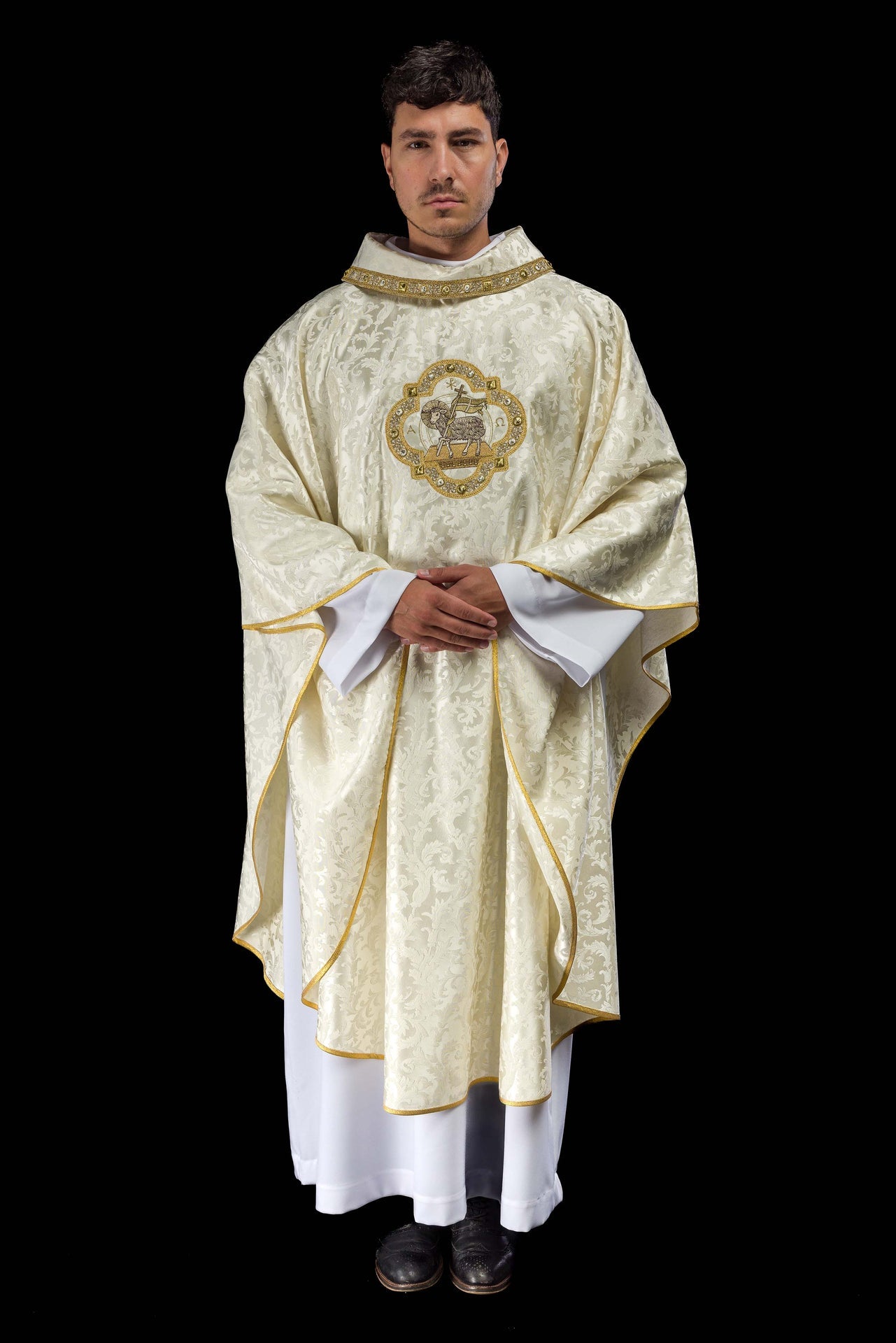 Ornat z barankiem wielkanocnym uszyty na ozdobnej tkaninie - ORNATY.PL