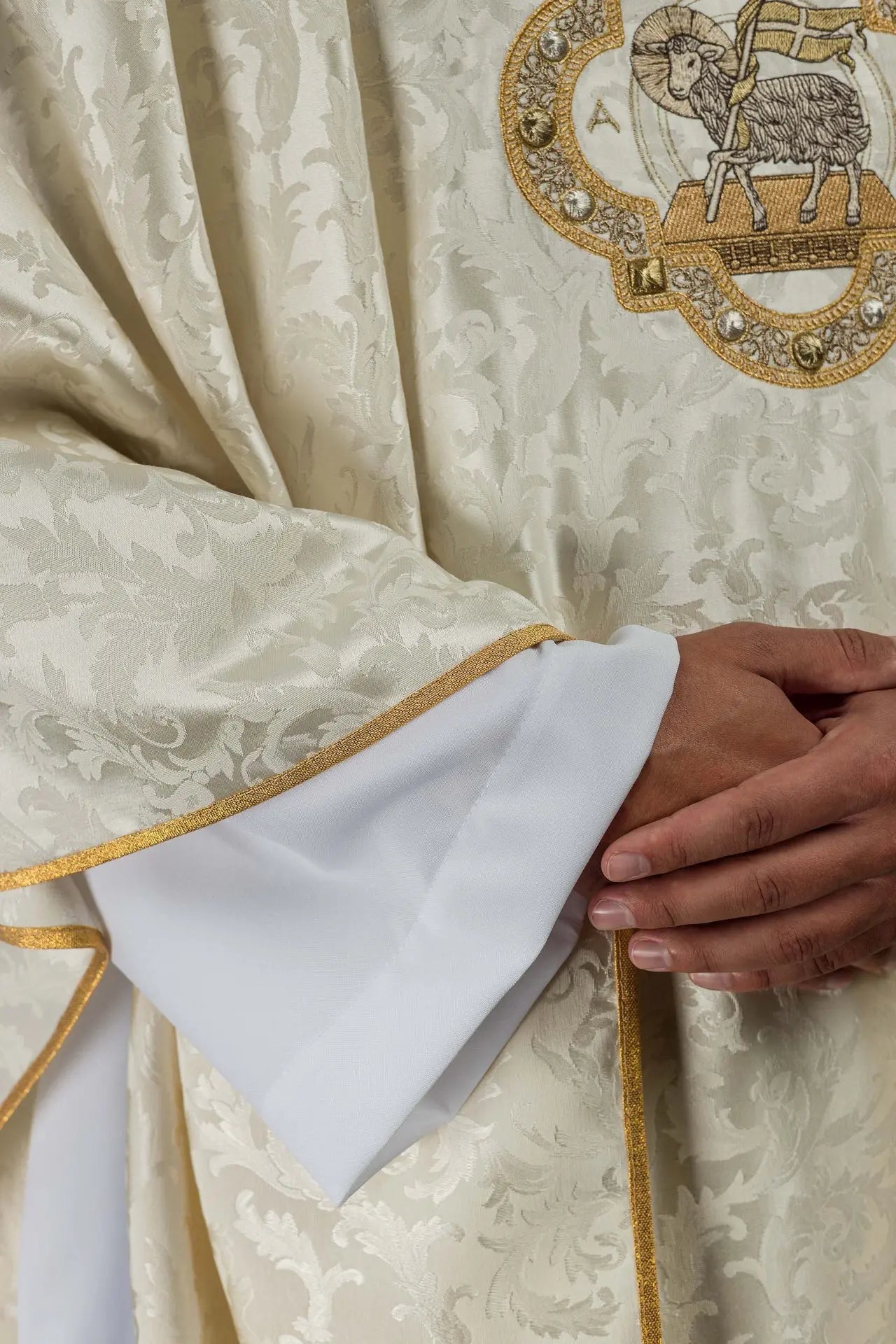 Casulla con cordero de Pascua cosido en tela decorativa