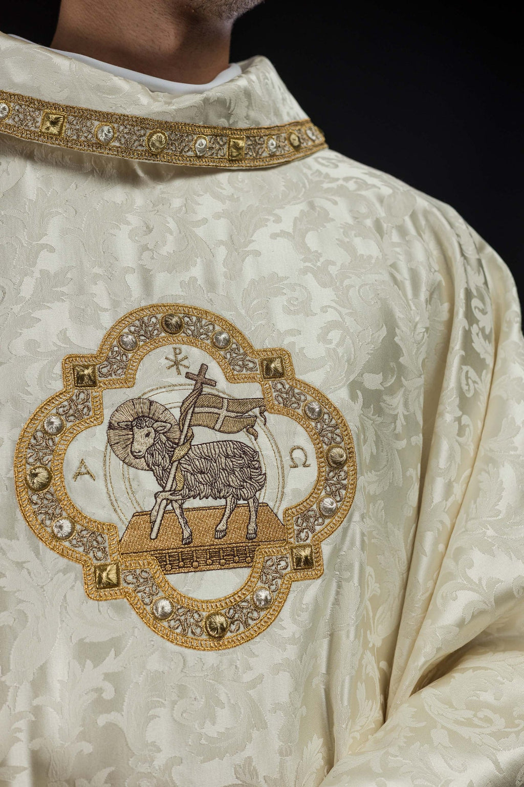 Ornat z barankiem wielkanocnym uszyty na ozdobnej tkaninie - ORNATY.PL