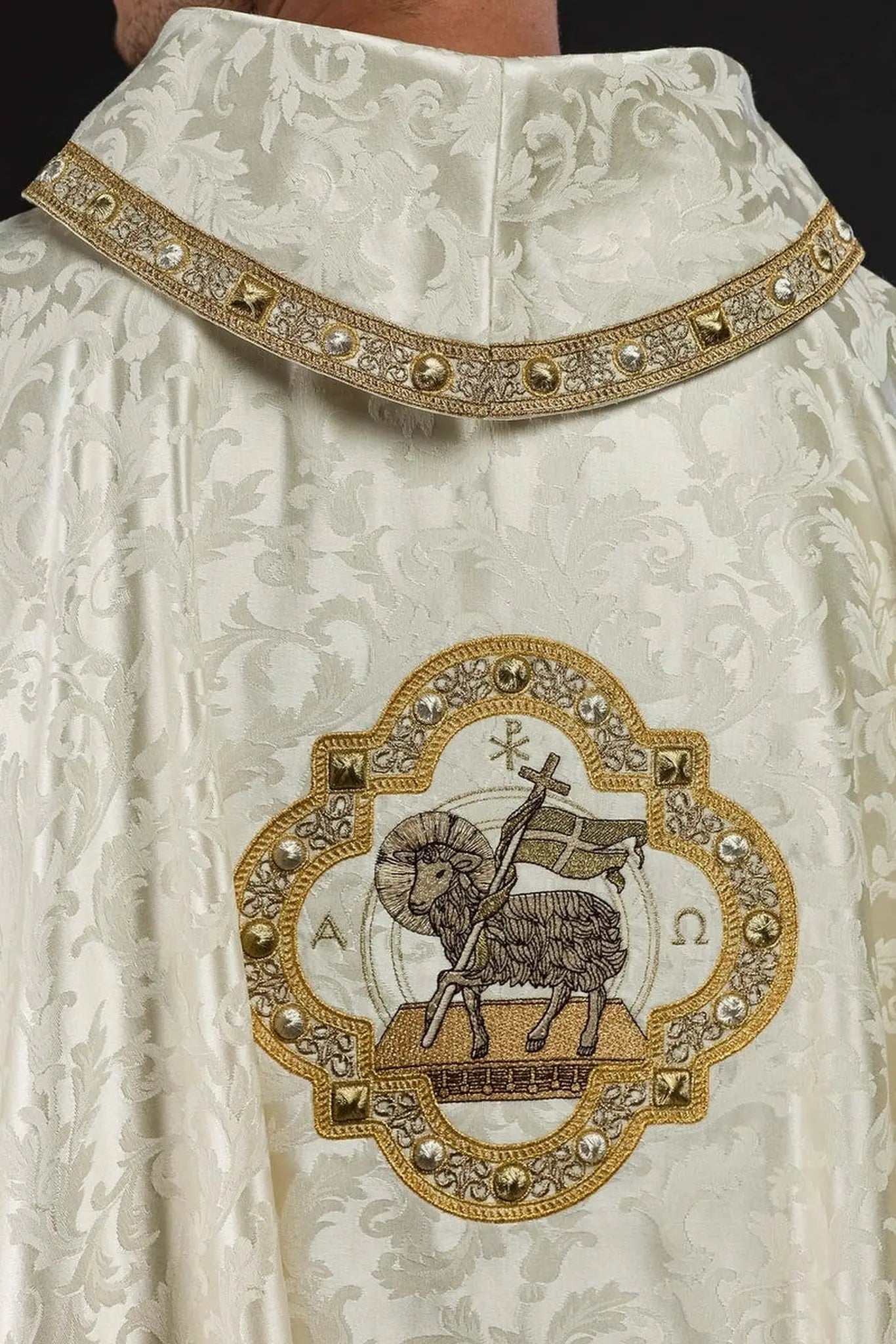 Casulla con cordero de Pascua cosido en tela decorativa