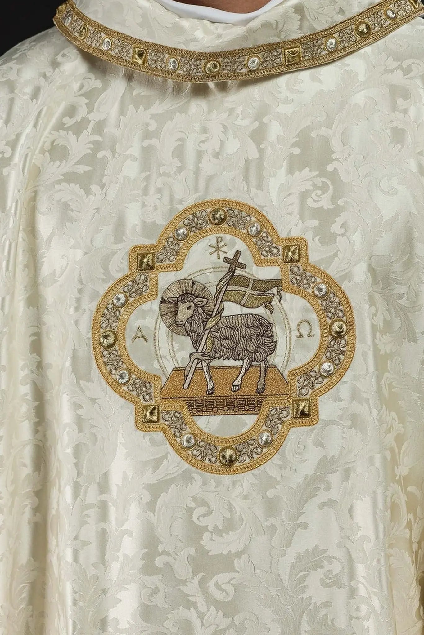 Casulla con cordero de Pascua cosido en tela decorativa
