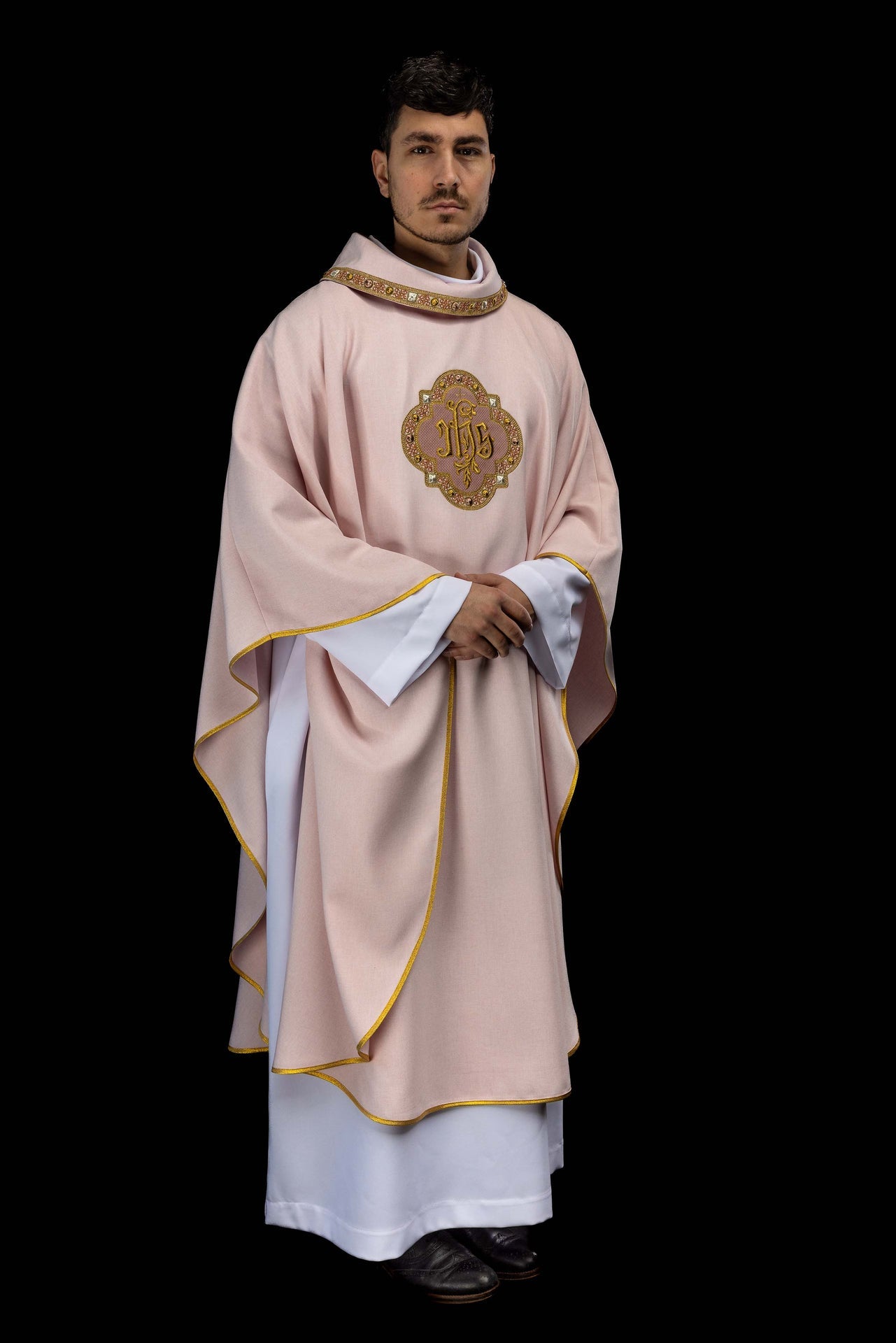 Ornat z lamówką wokół haftu IHS I kołnierza w kolorze różowym - ORNATY.PL