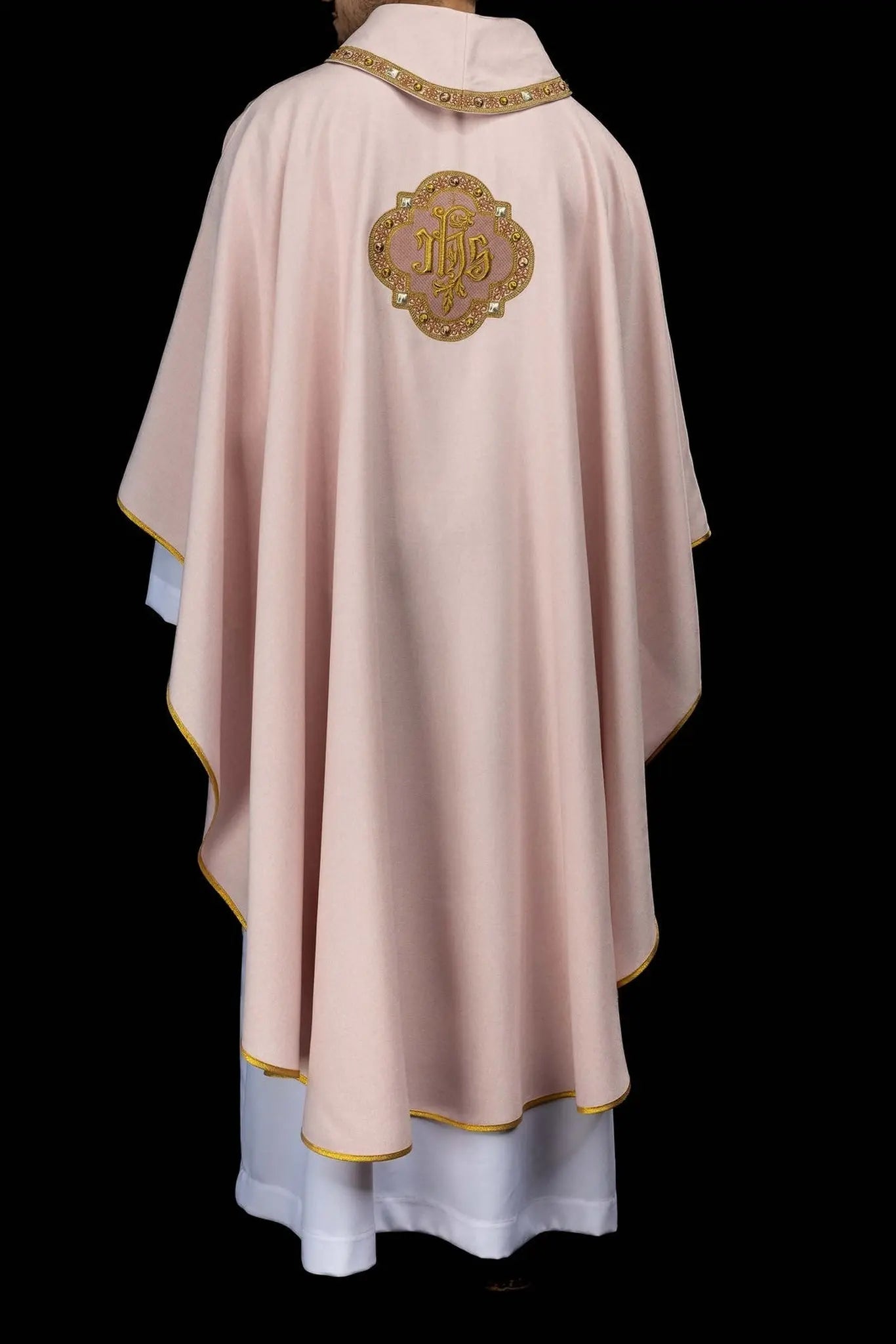 Casulla rosa con bordado IHS y adorno decorativo