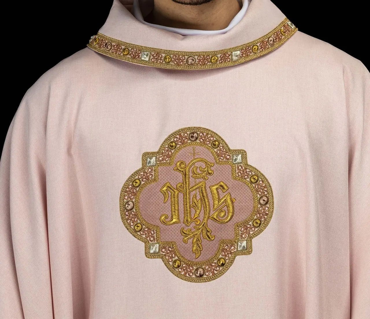 Casulla rosa con bordado IHS y adorno decorativo