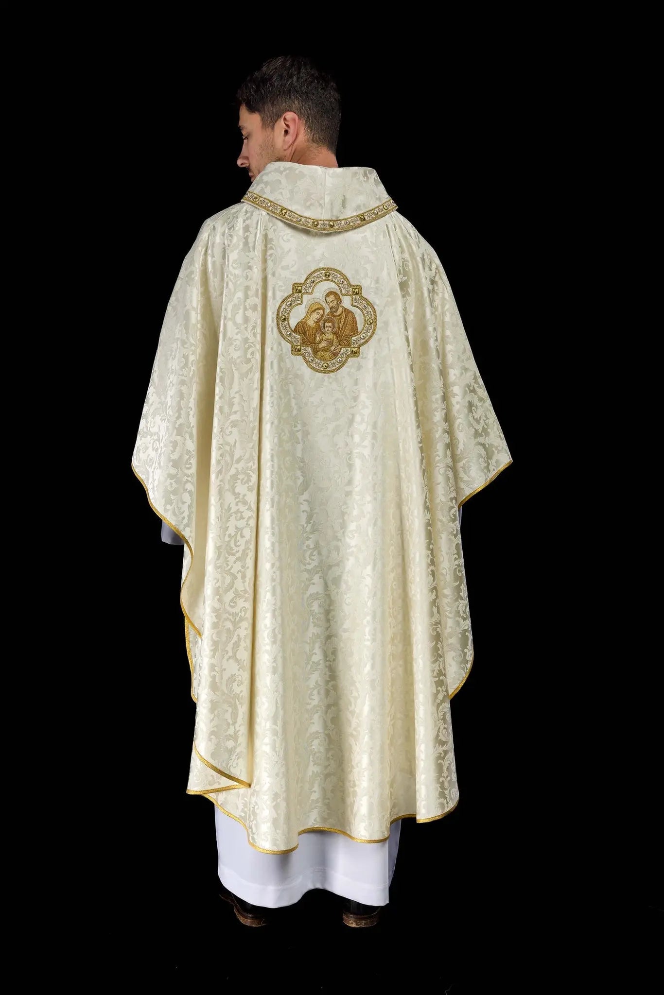 Casulla de Navidad bordada con la imagen de la Sagrada Familia