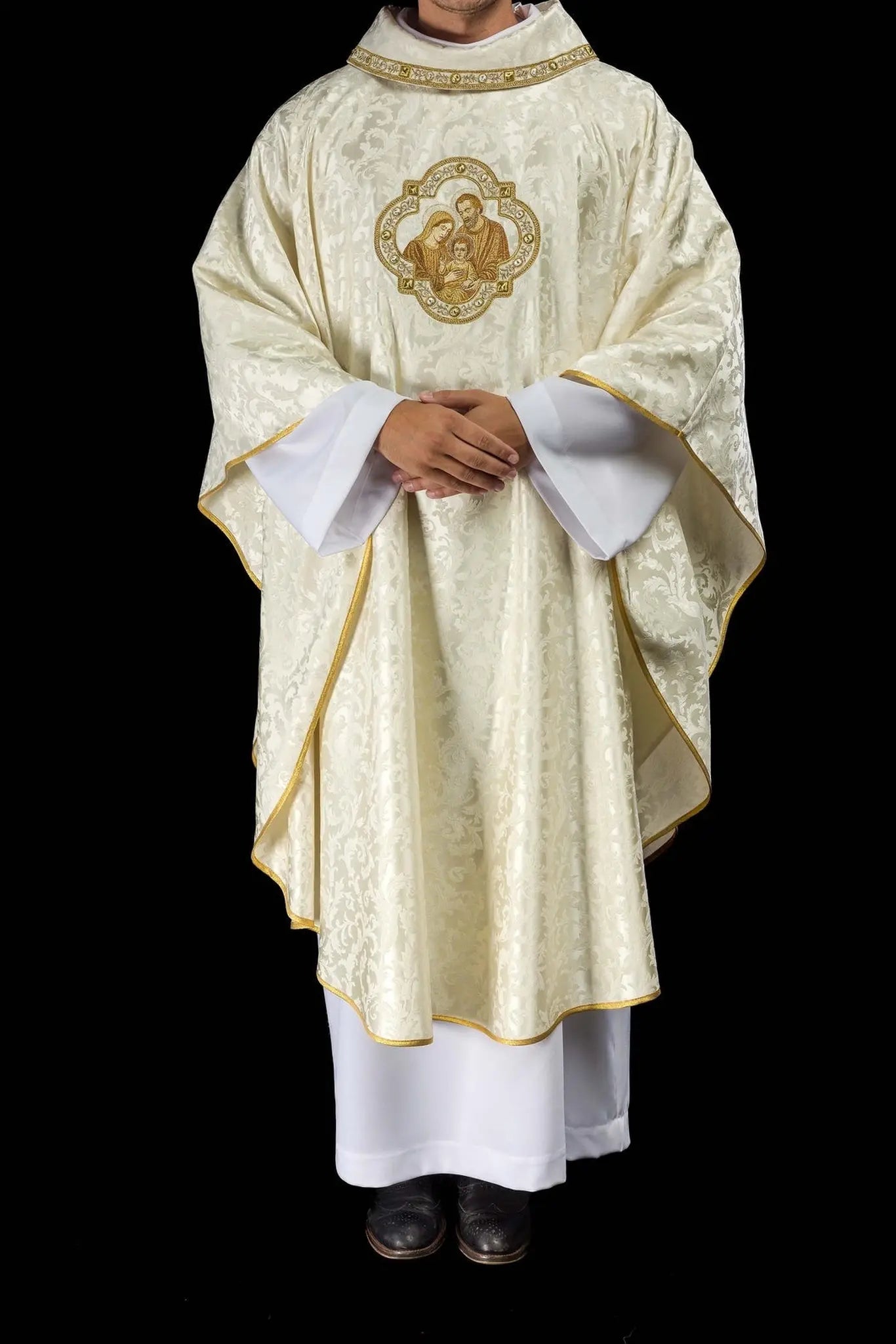 Casulla de Navidad bordada con la imagen de la Sagrada Familia
