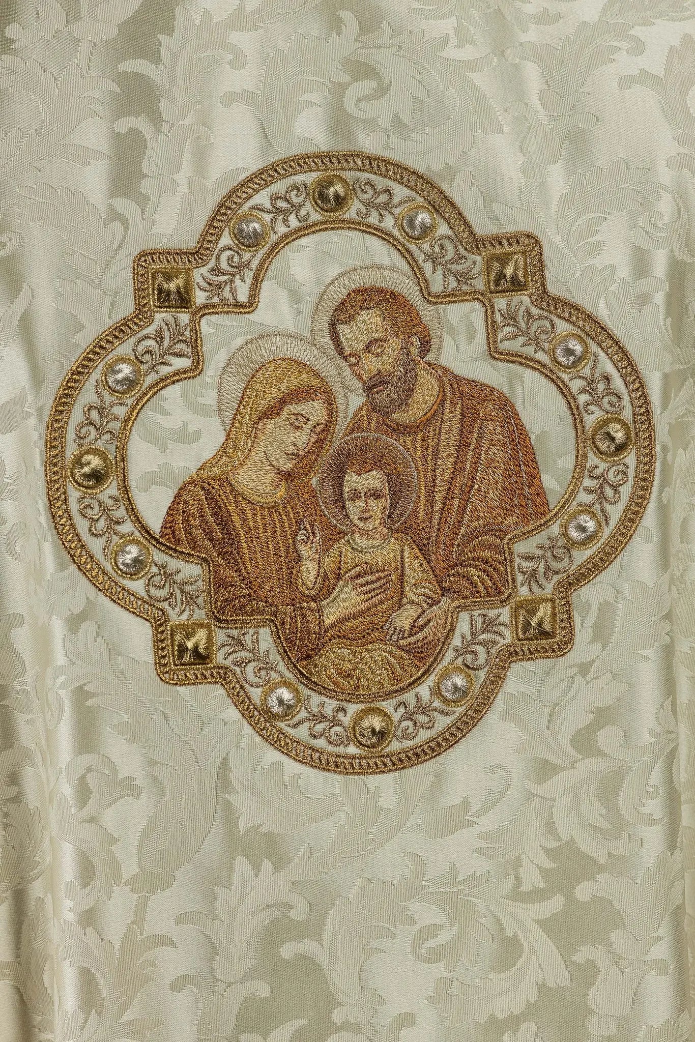 Casulla de Navidad bordada con la imagen de la Sagrada Familia