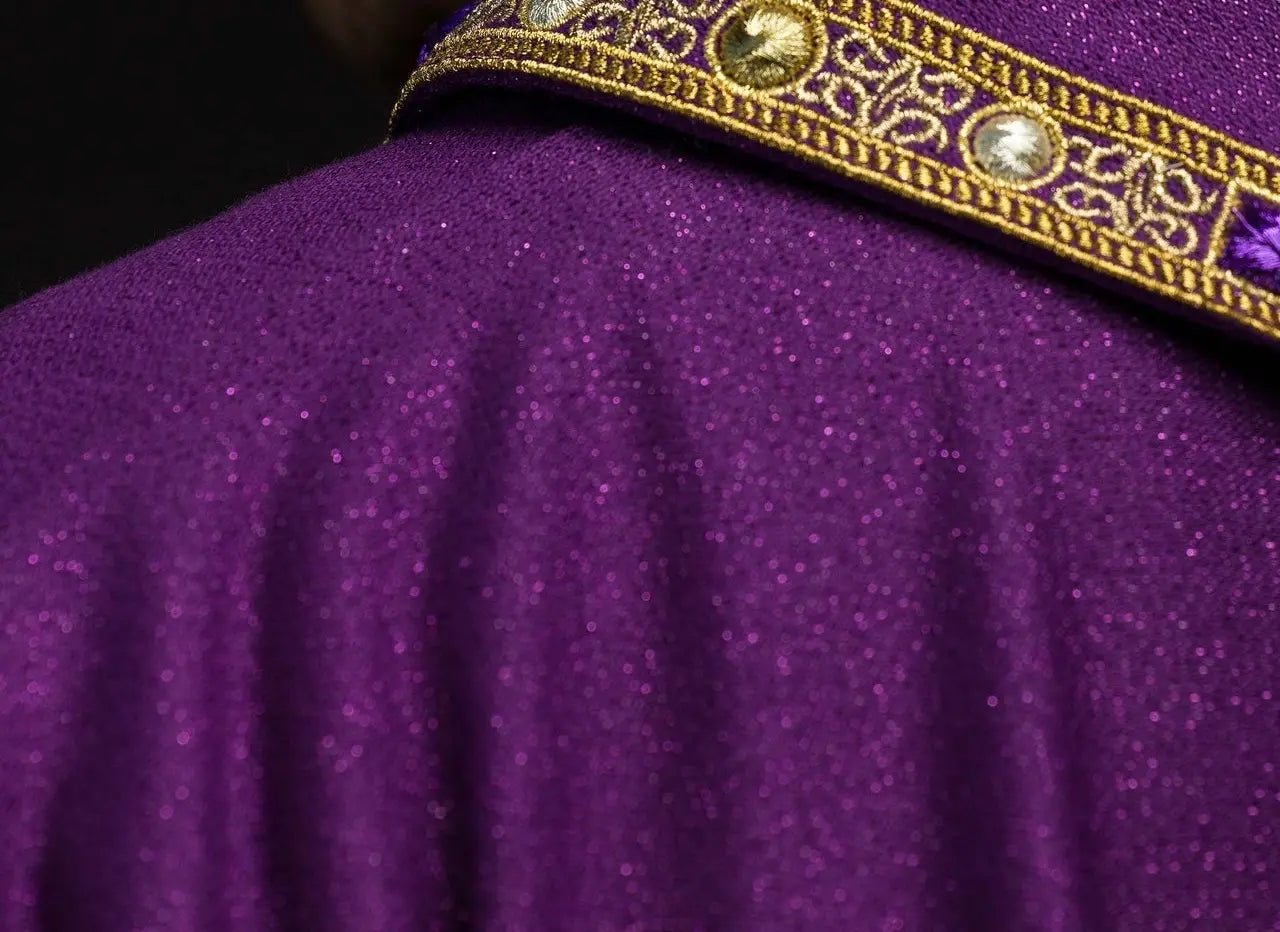 Casulla de Adviento bordada hecha de tela brillante