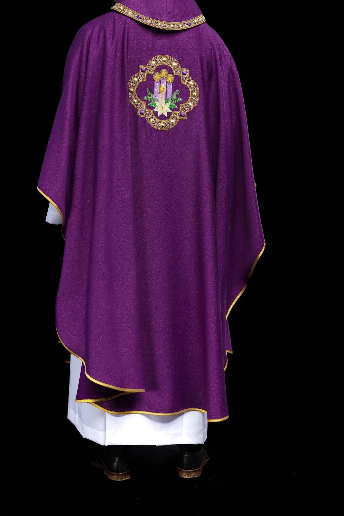 Casulla de Adviento bordada hecha de tela brillante