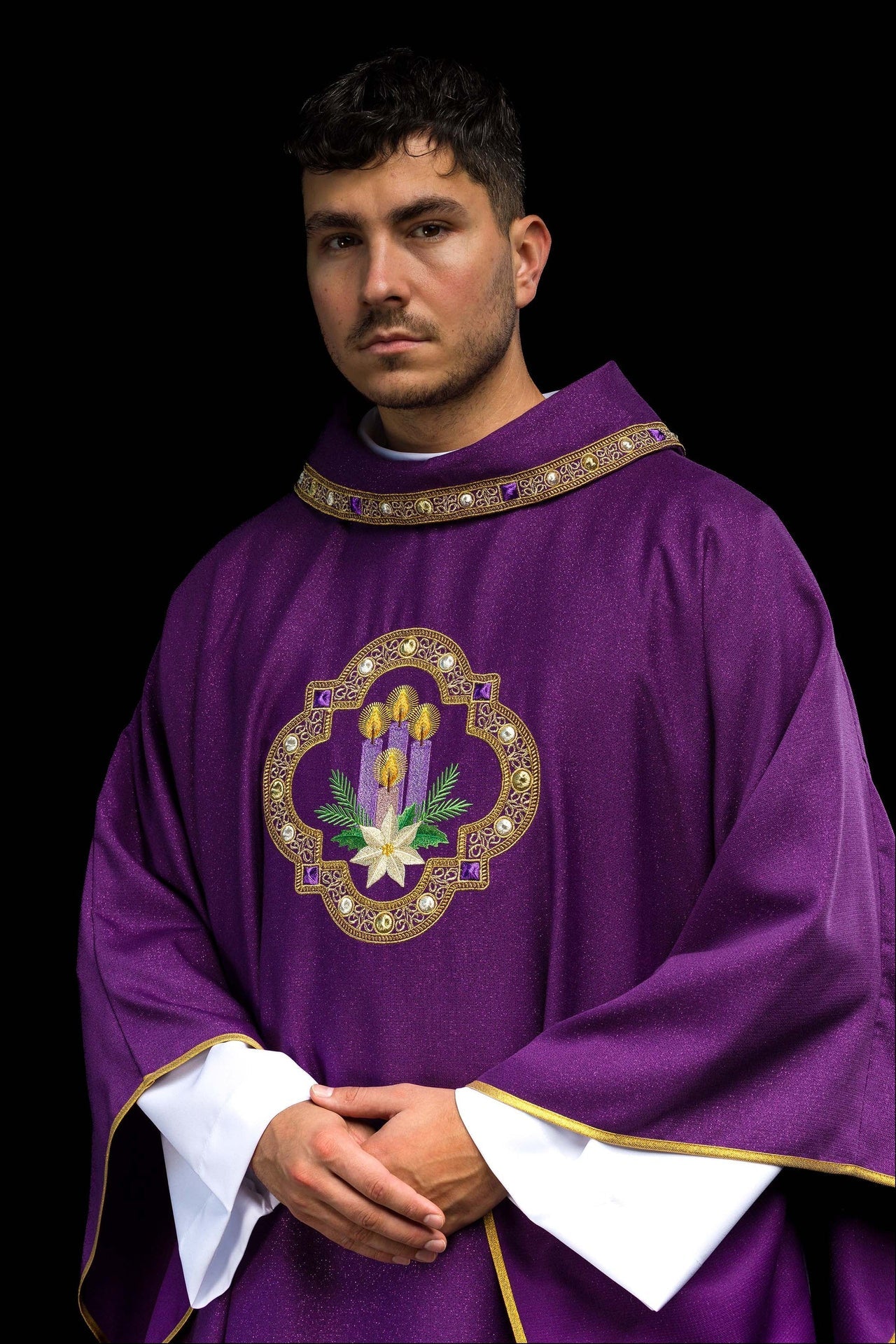 Ornamento bordado para adviento confeccionado en tela brillante