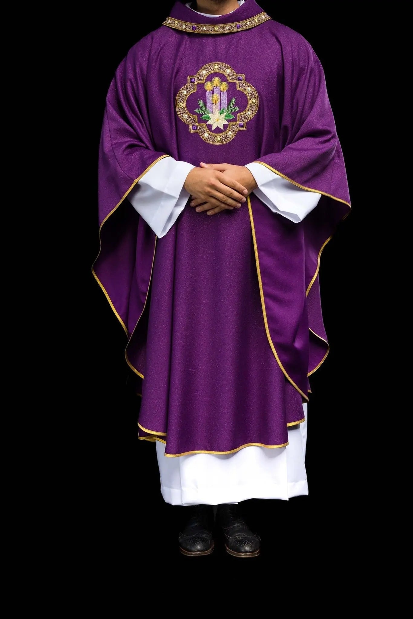 Casulla de Adviento bordada hecha de tela brillante